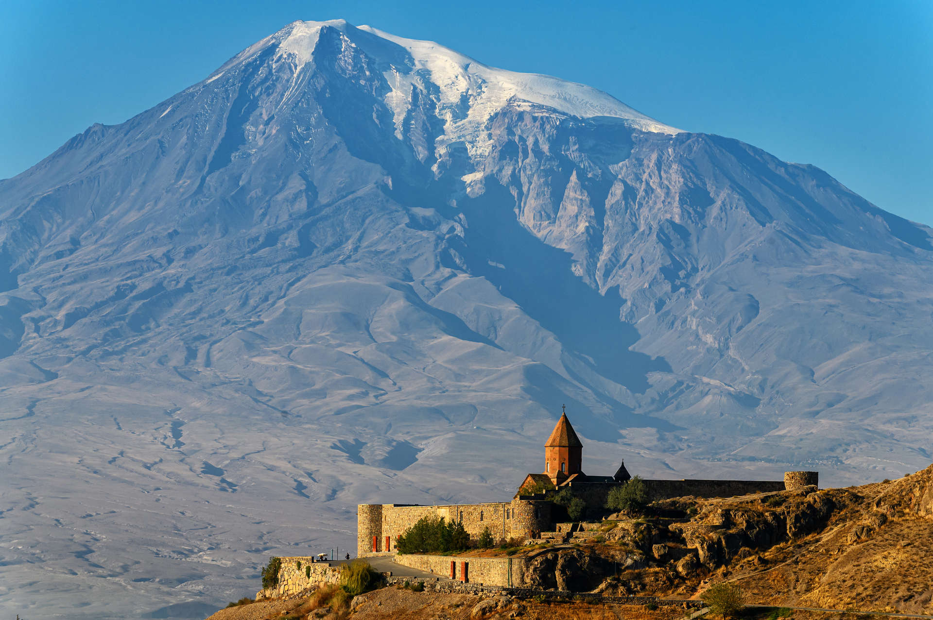 Genießen Sie den atemberaubenden Blick auf den majestätischen Berg Ararat in Eriwan, Armenien.