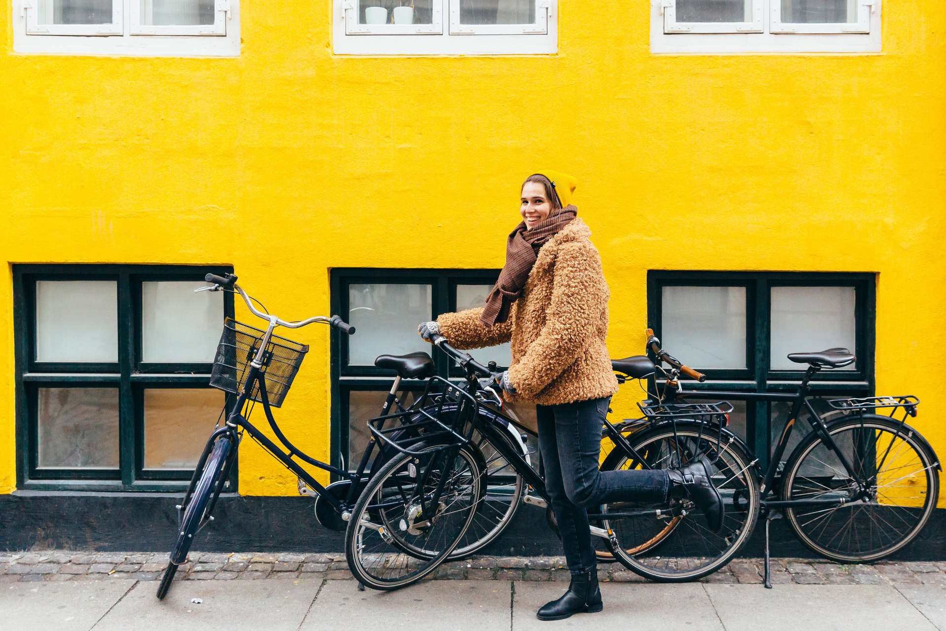 Donna che esplora Copenaghen in bicicletta