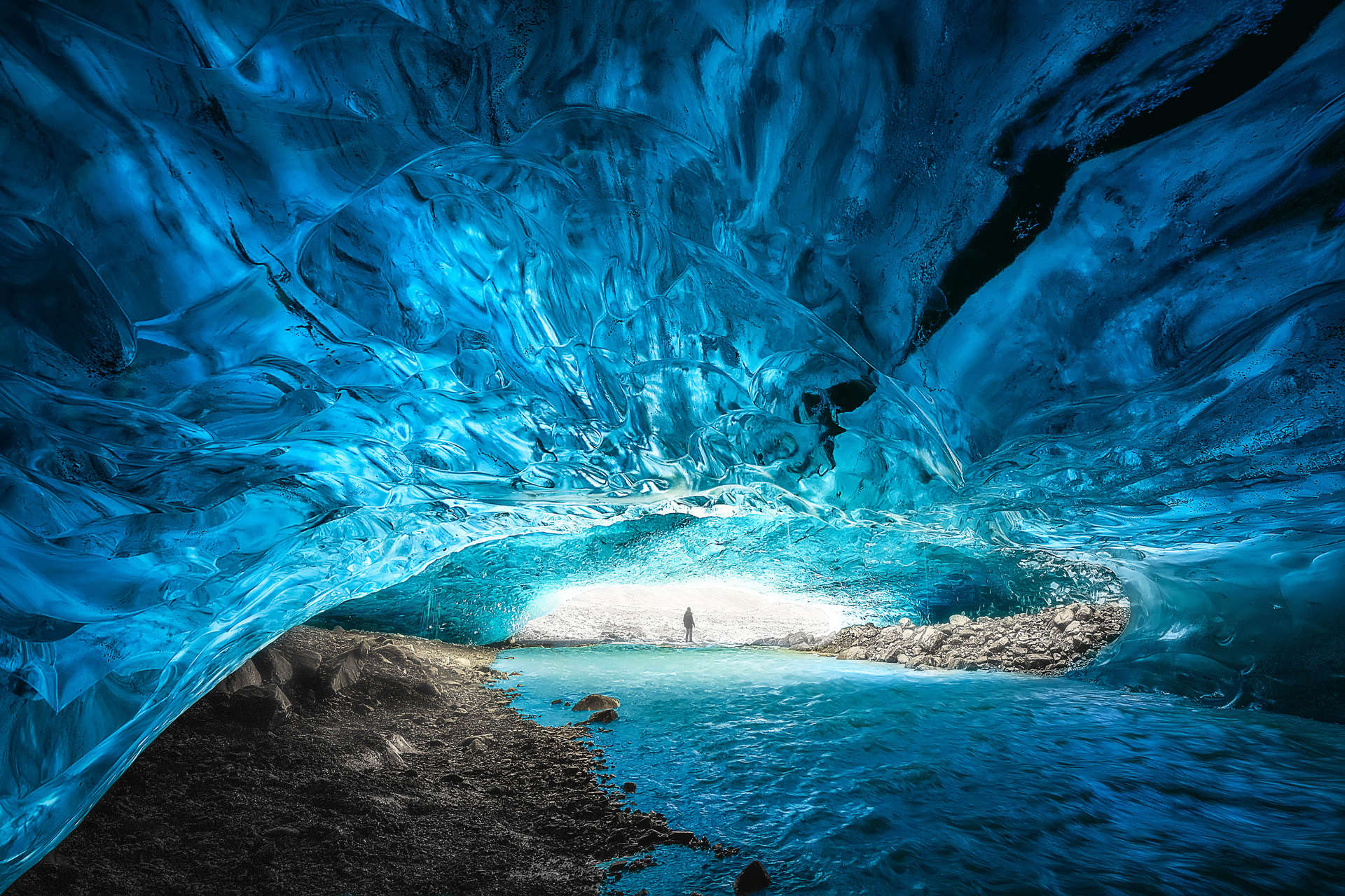 La grotta di ghiaccio blu zaffiro nel Parco Nazionale Vatnajökull, Islanda