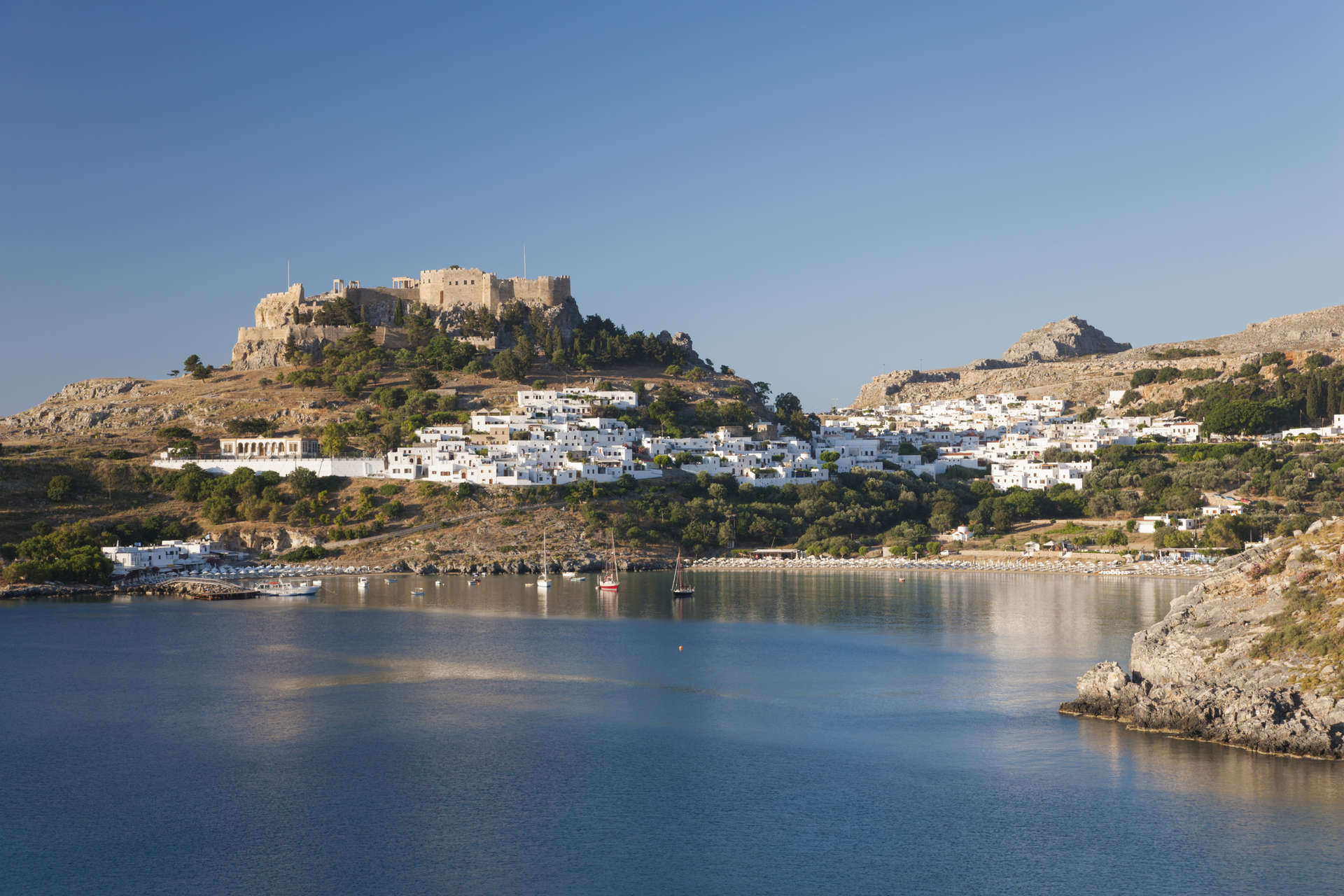 Die imposante antike Akropolis von Lindos liegt hoch oben auf einem Hügel auf Rhodos