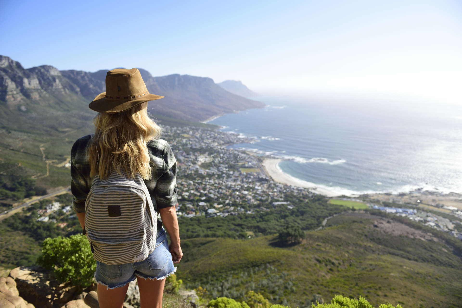 Donna che fa trekking sulle colline sopra Città del Capo