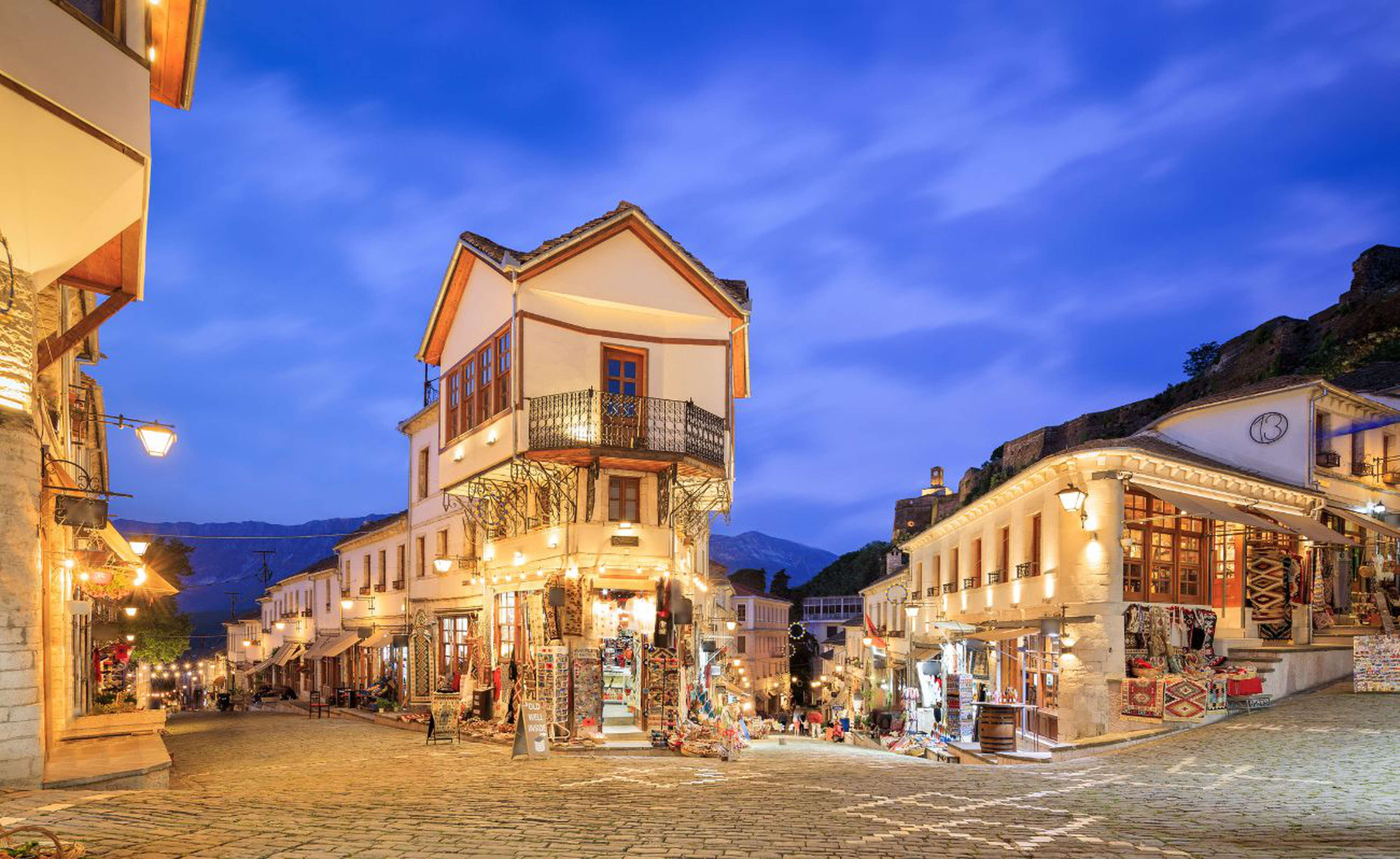 Gjirokaster bei Sonnenuntergang, Albanien
