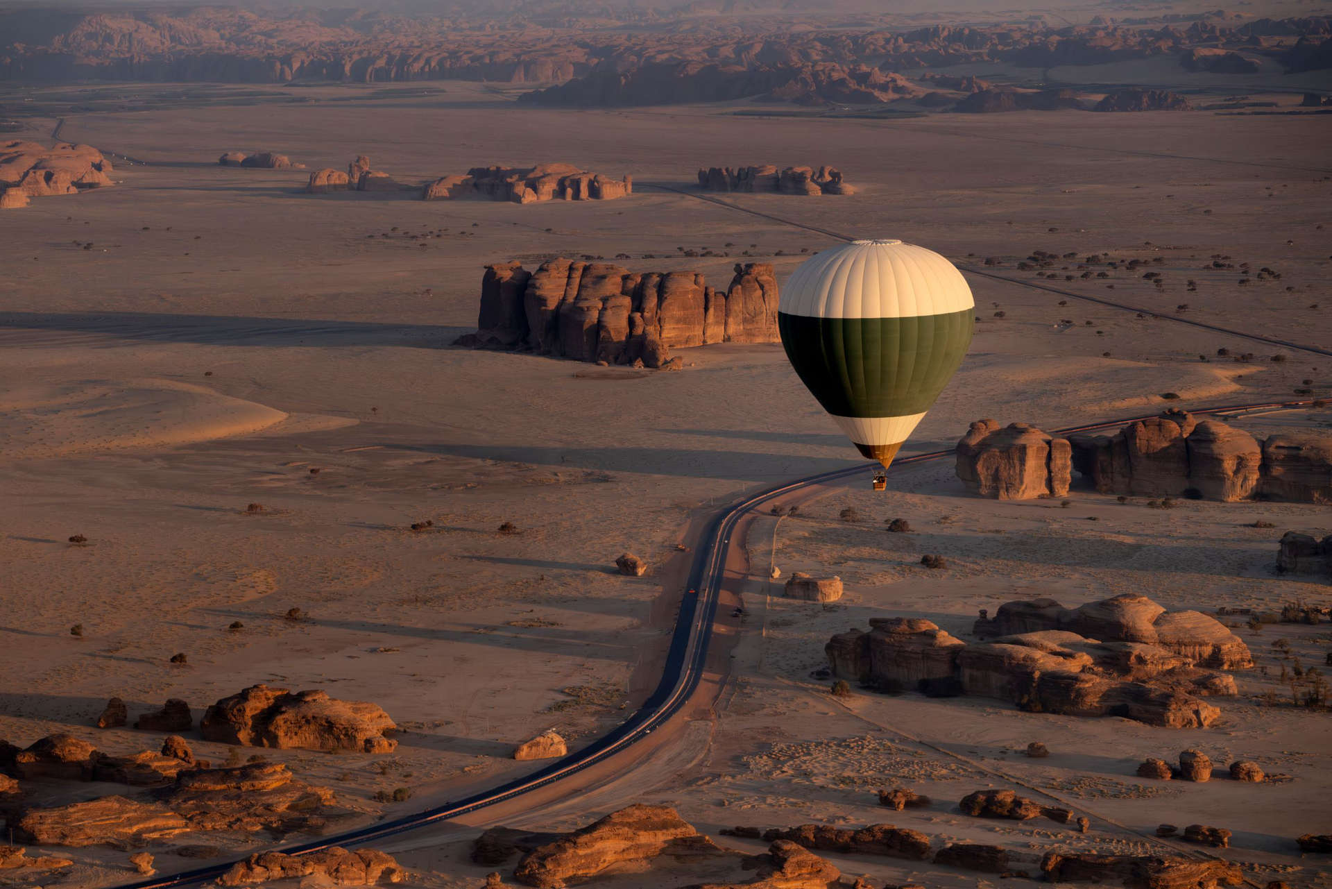 Heißluftballon in Mada'in Saleh AlUla, Saudi-Arabien