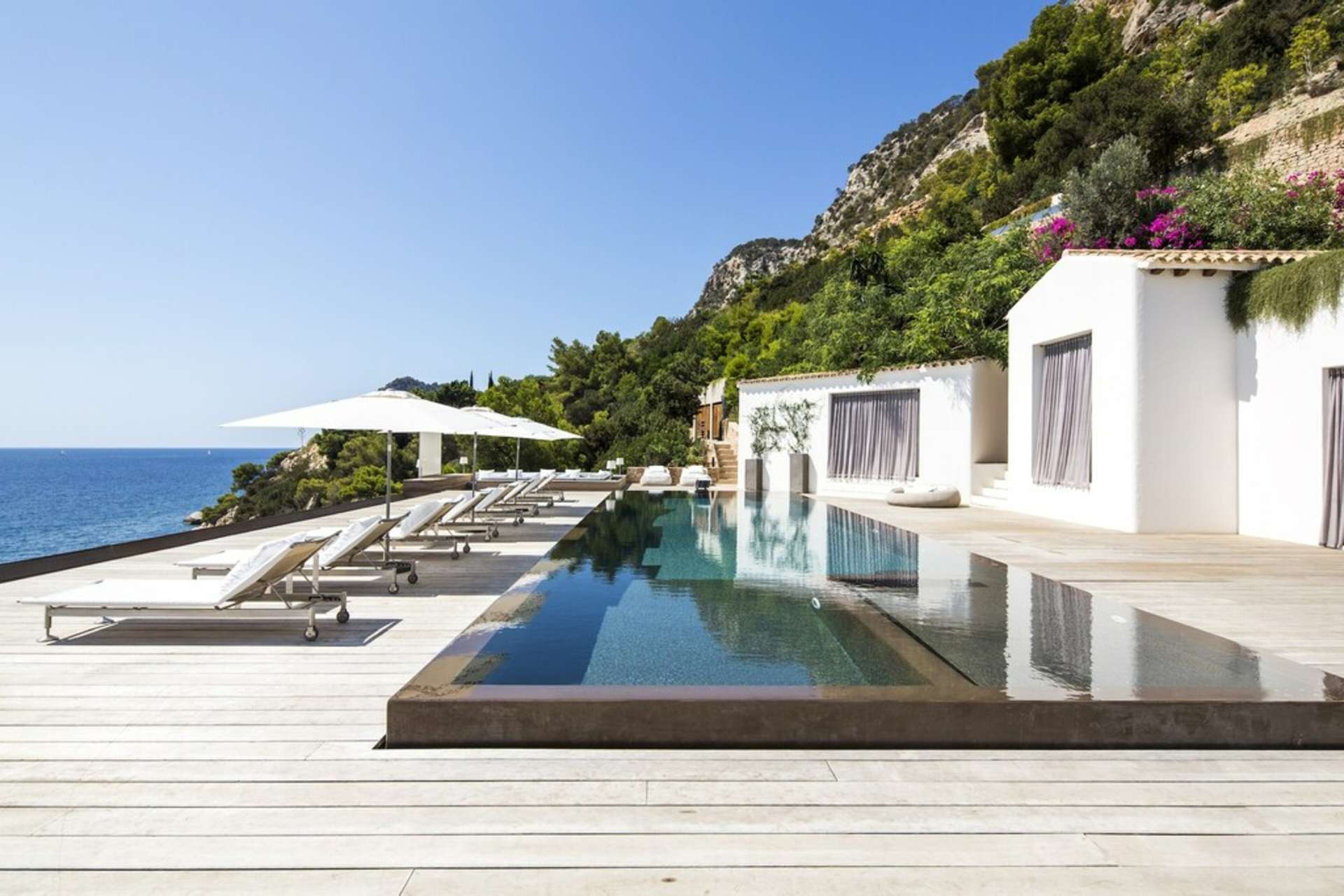 Bring your friends to Ibiza or Portugal for your hen or stag-dos