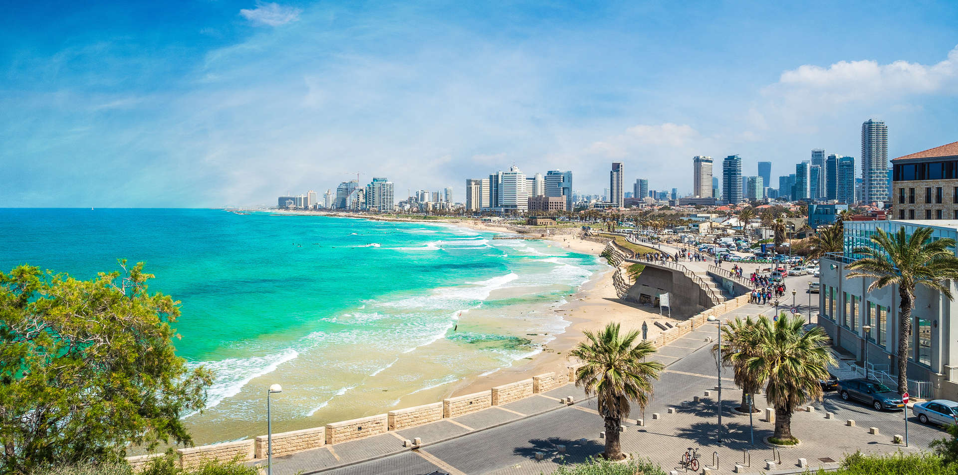 Достопримечательности Тель-Авива, пляжная полоса и извилистые улочки Яффо ранней весной при теплой погоде +20°C