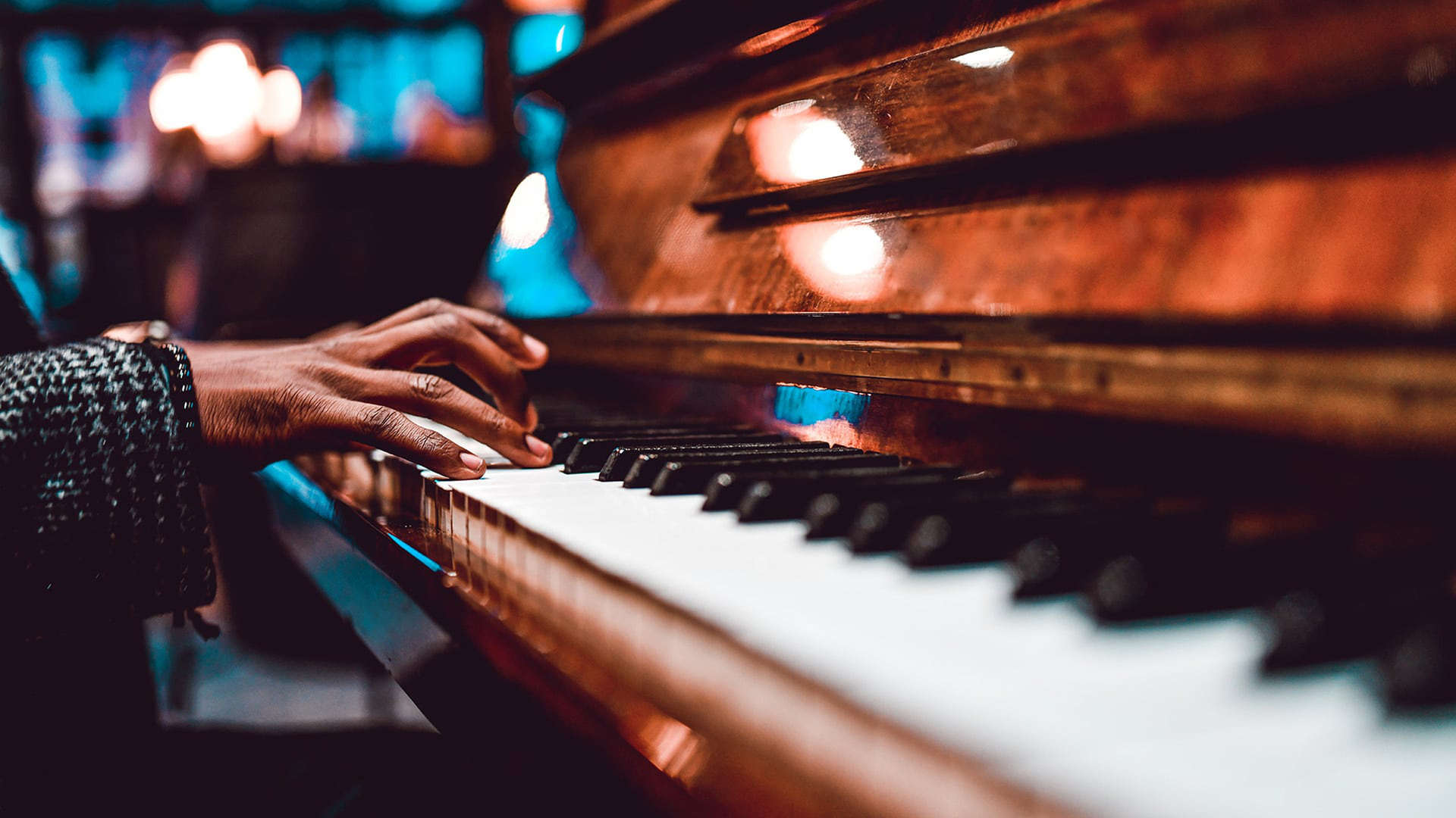 Las manos de un músico de jazz al piano