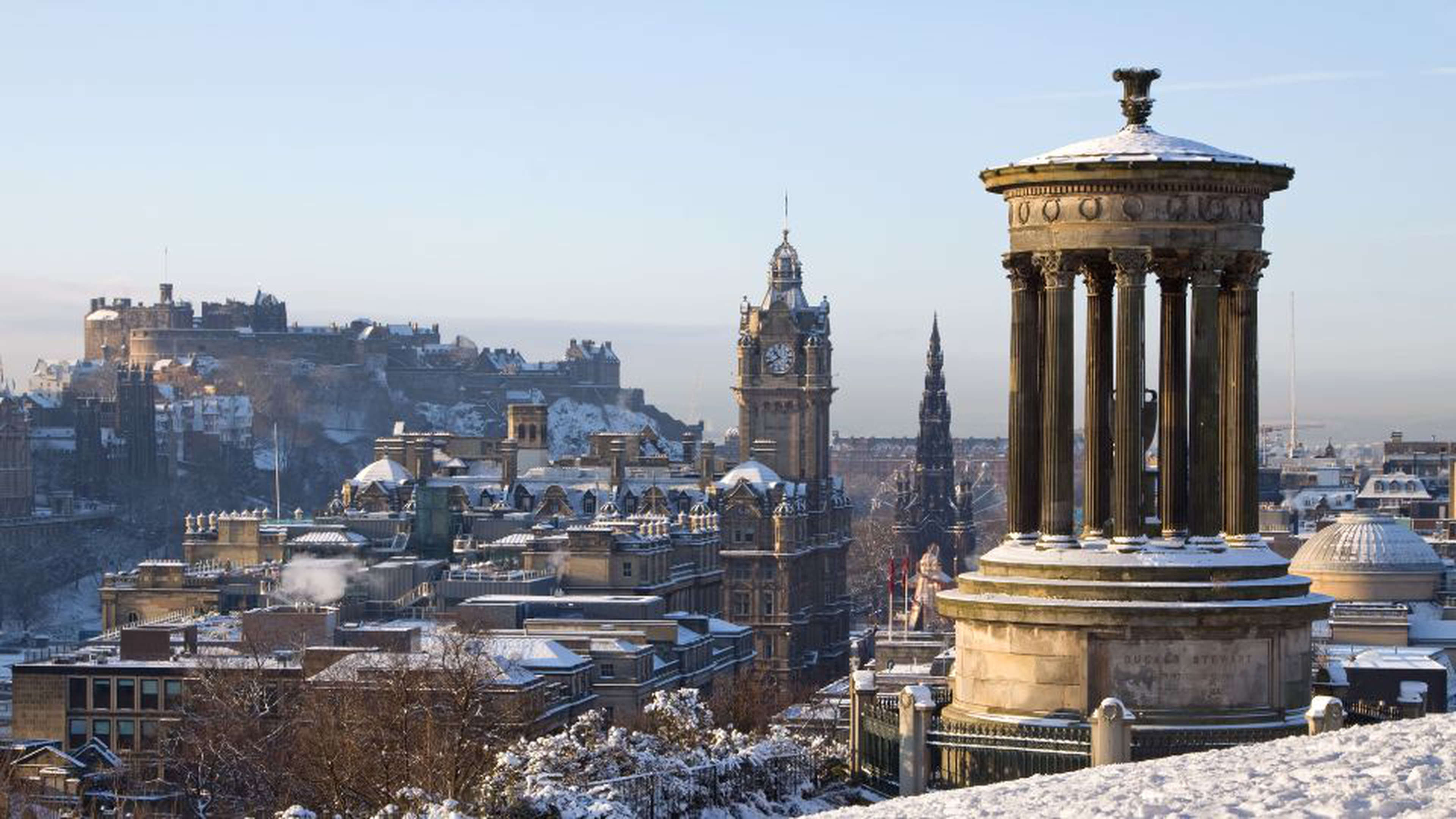 La magia navideña que desprende Edimburgo ayuda a superar la tristeza del invierno (Foto: Getty Images)