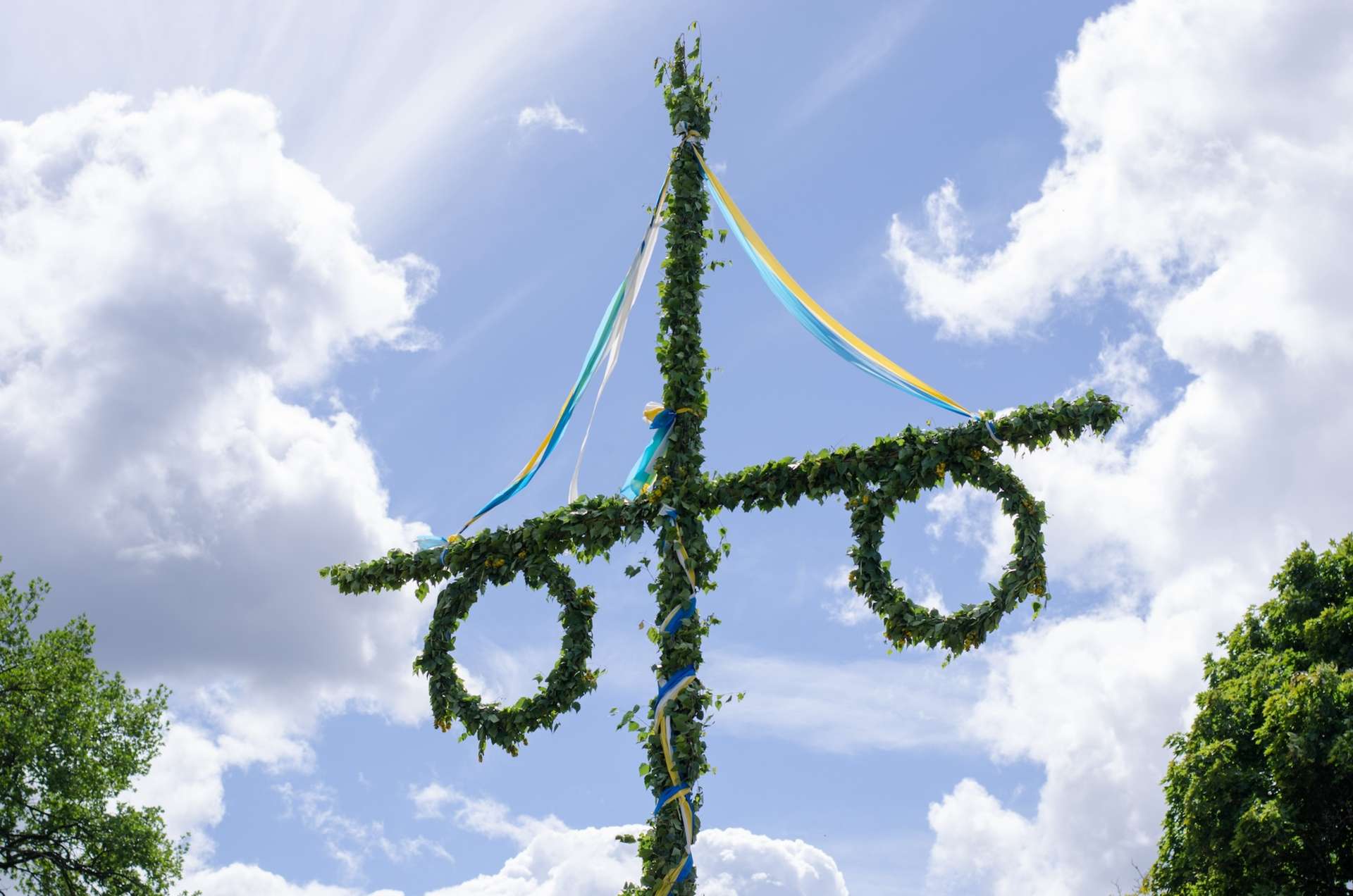 Ponte una corona de flores y baila alrededor del palo de mayo en Suecia