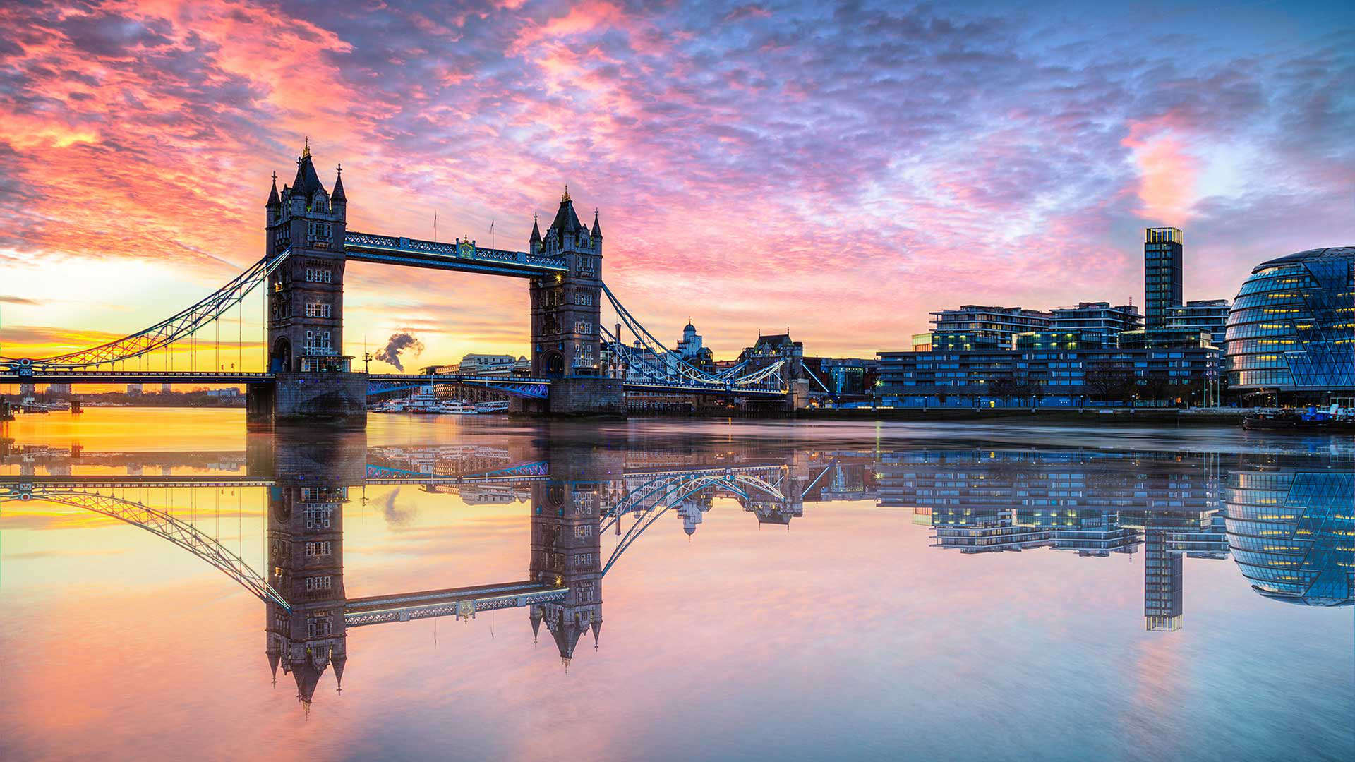 Il Tower Bridge di Londra al tramonto