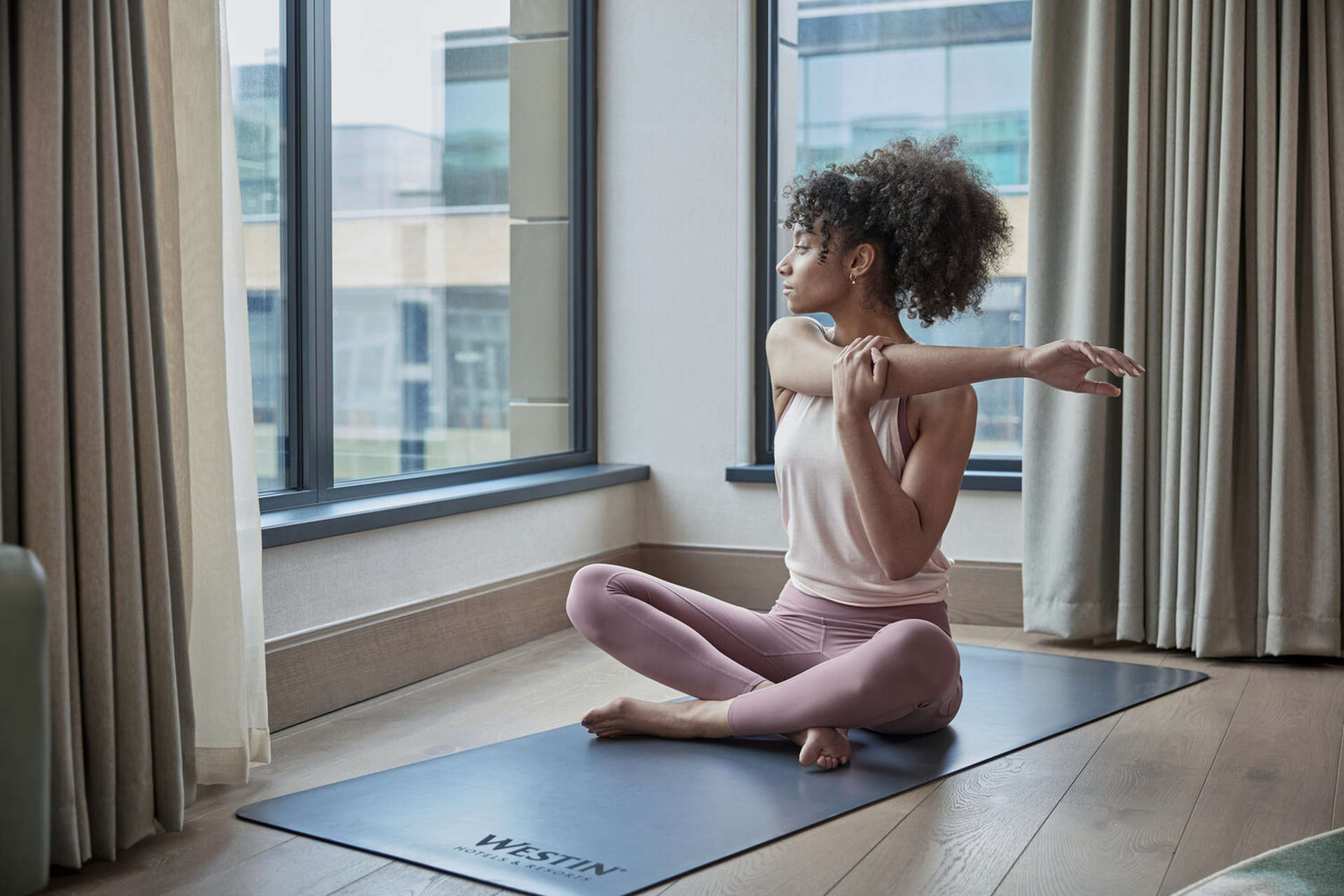 Eine Frau macht Yogaübungen im Westin Grand, Frankfurt