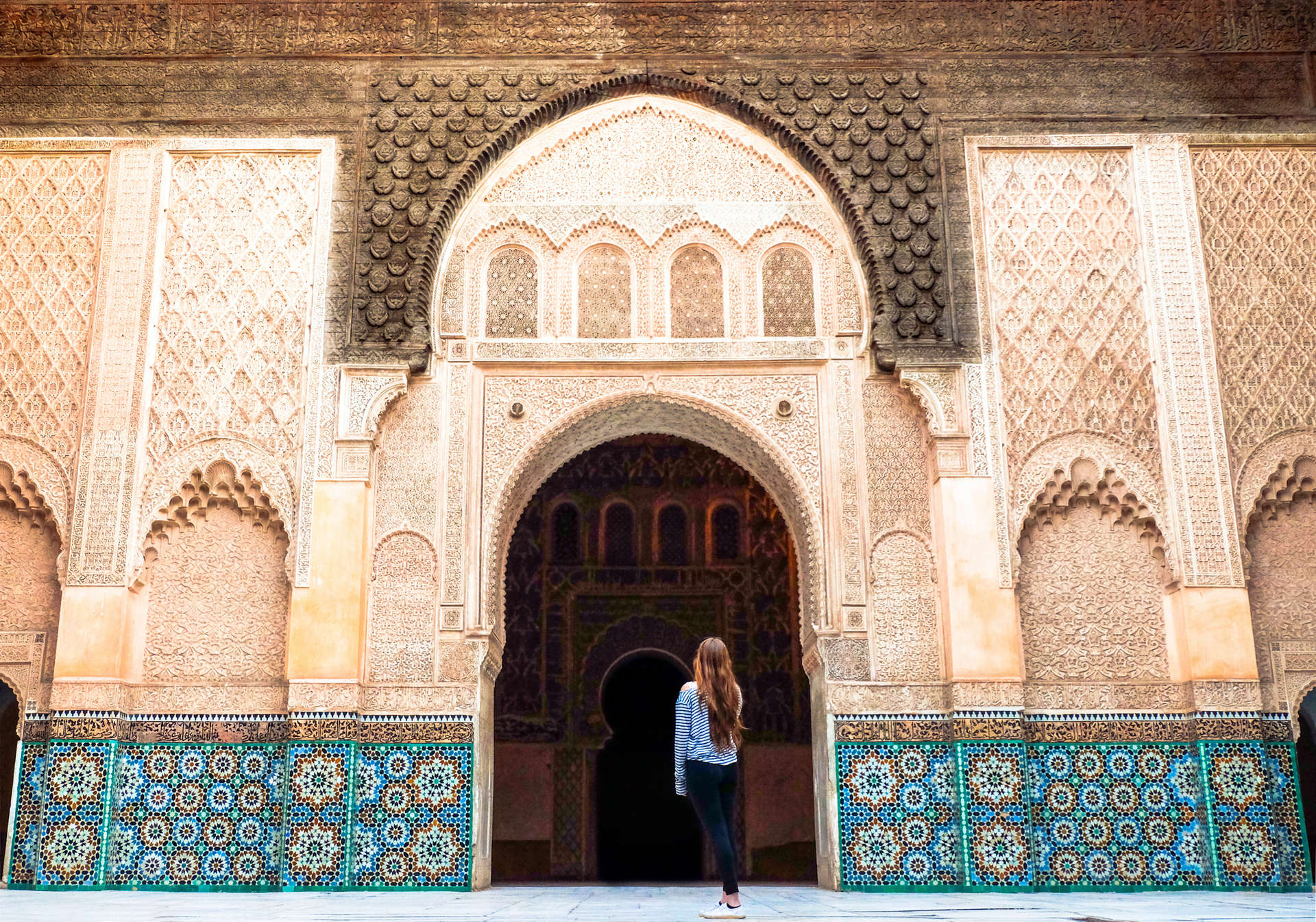 Marrakesch ist ein lebhafter Ort mit quirligen Souks, Cafés und historischen Gebäuden