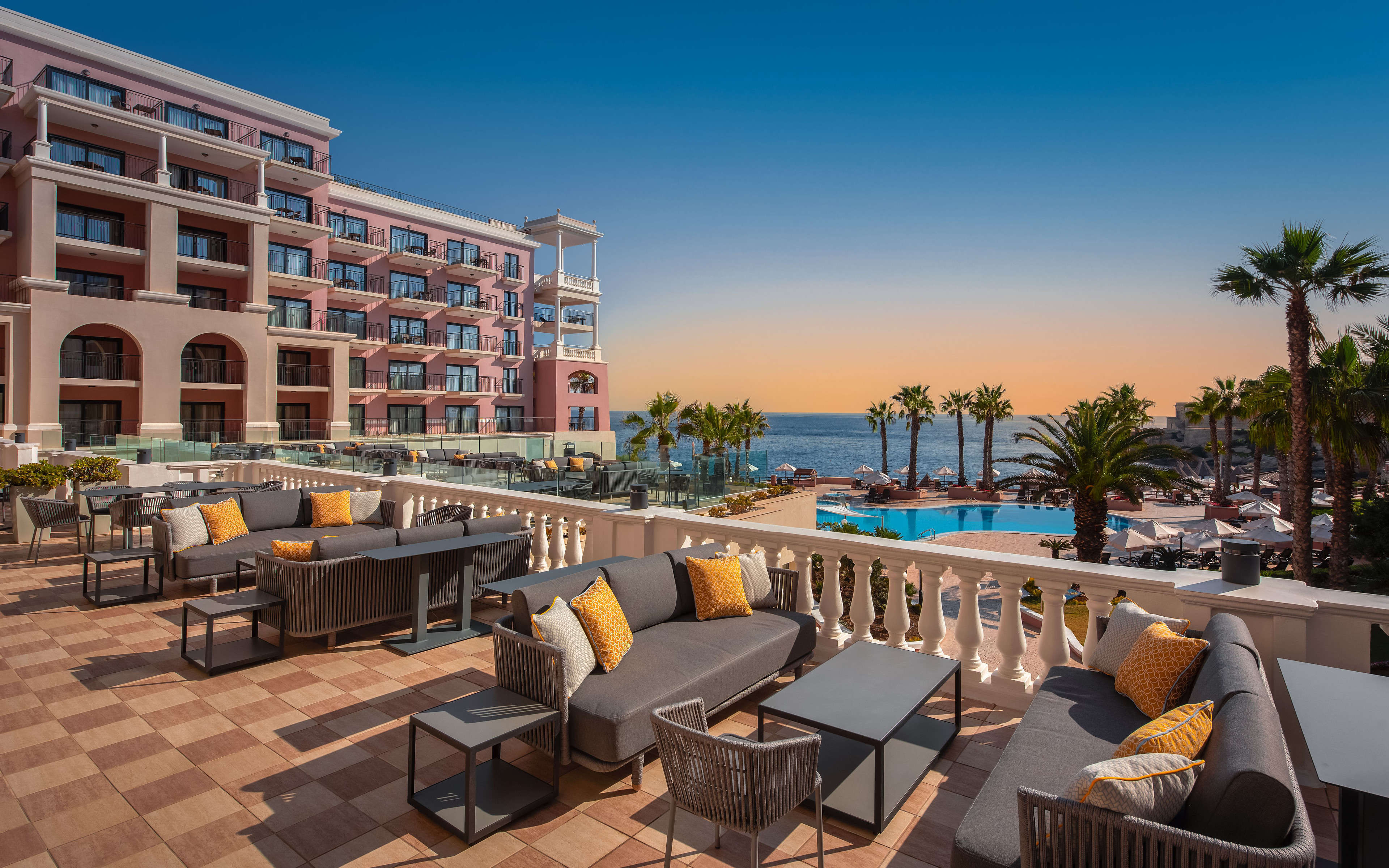 The Westin Dragonara Resort, Malta położony jest na prywatnym półwyspie