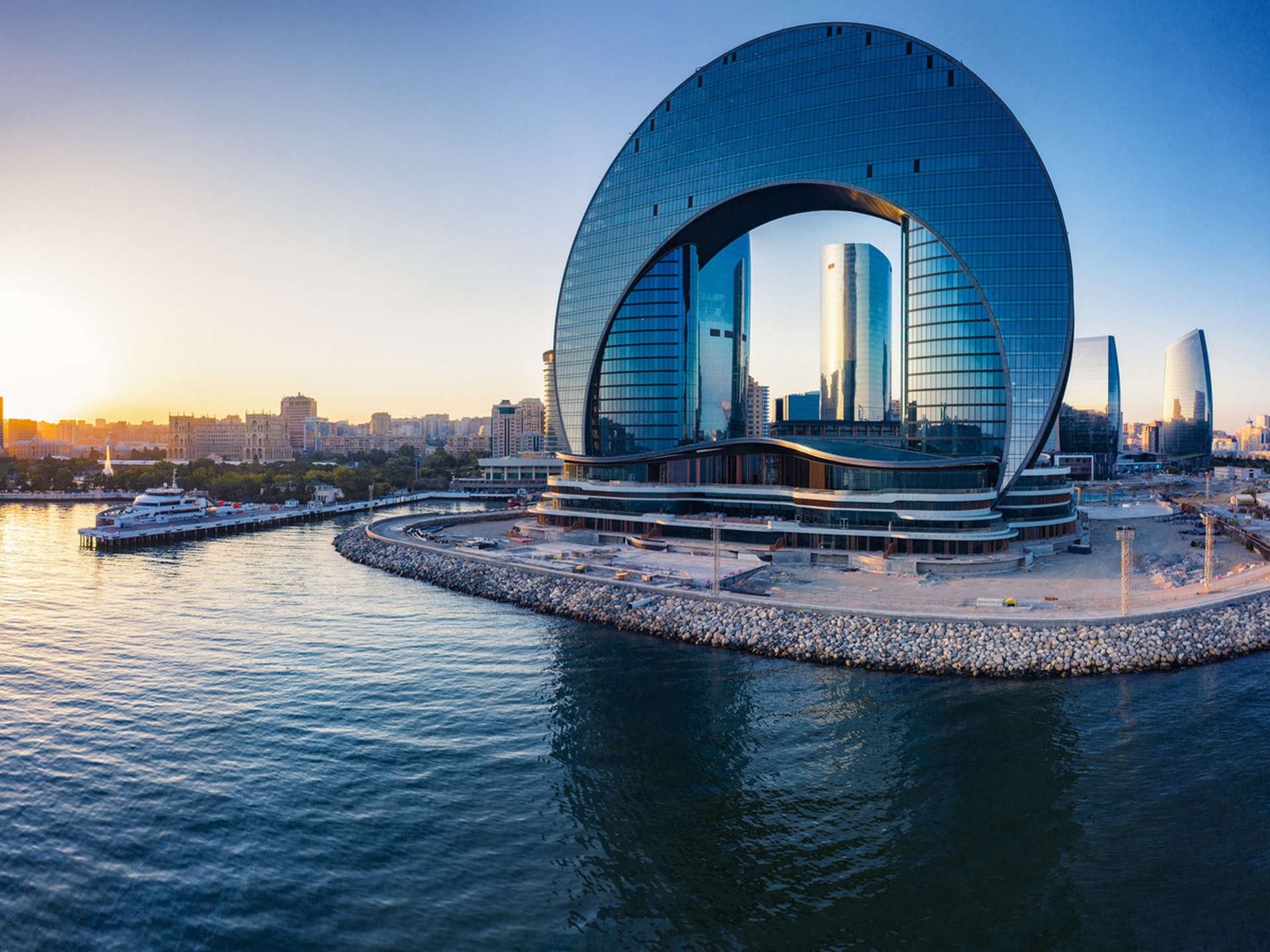 Bakü’nün finansal merkezi ve Hazar Denizi'ne yansıyan modern şehir silüeti, Azerbaycan