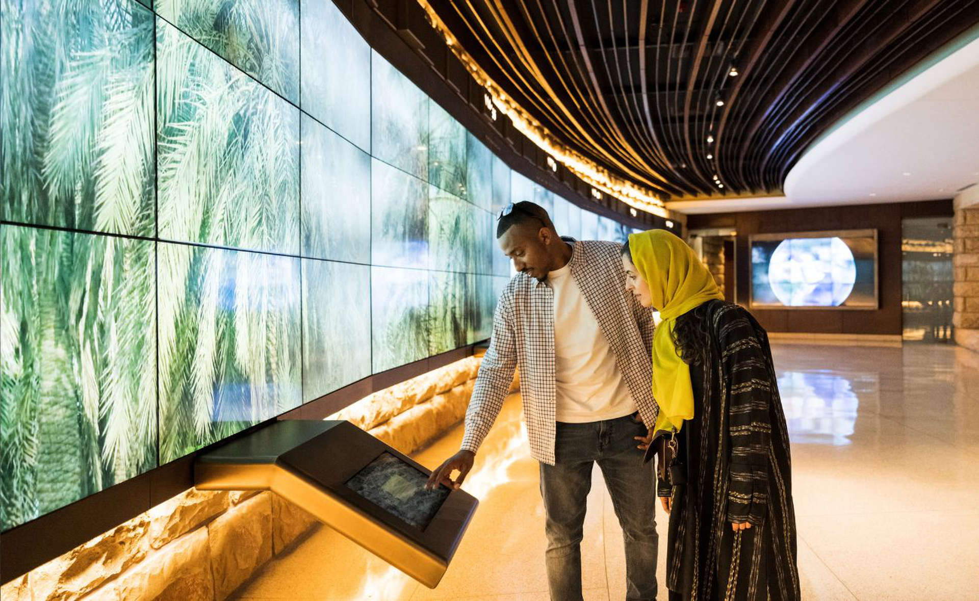 Un pareja, en un museo de Arabia Saudita