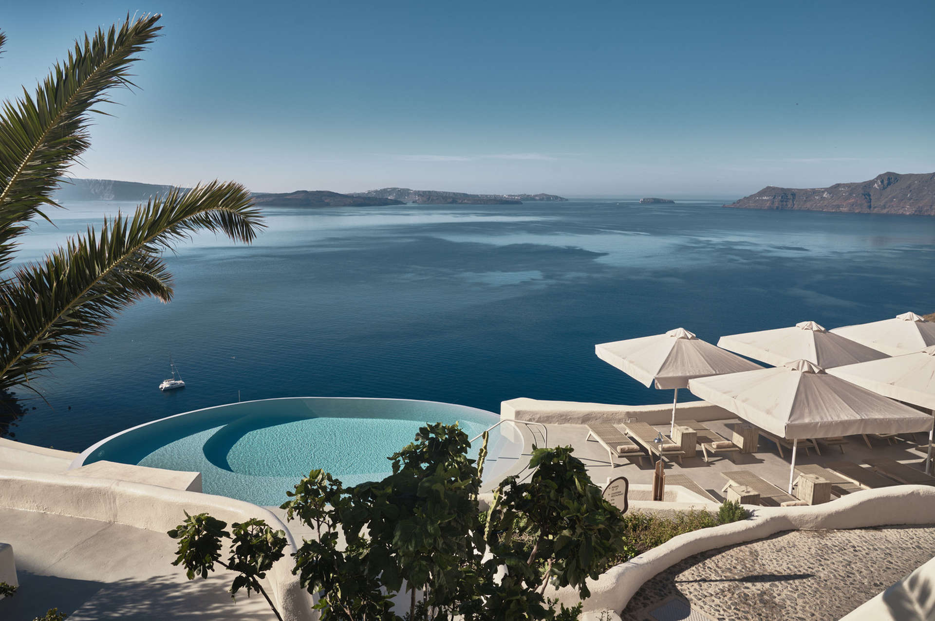 Mystique, a Luxury Collection Hotel, Santorin, Grèce, où le charme des Cyclades côtoie des couchers de soleil à couper le souffle.