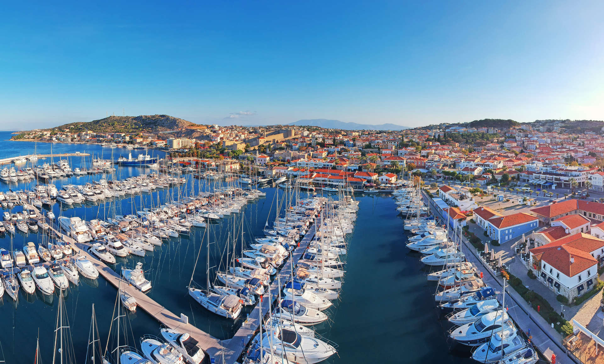 Paysage urbain panoramique de Cesme avec sa marina