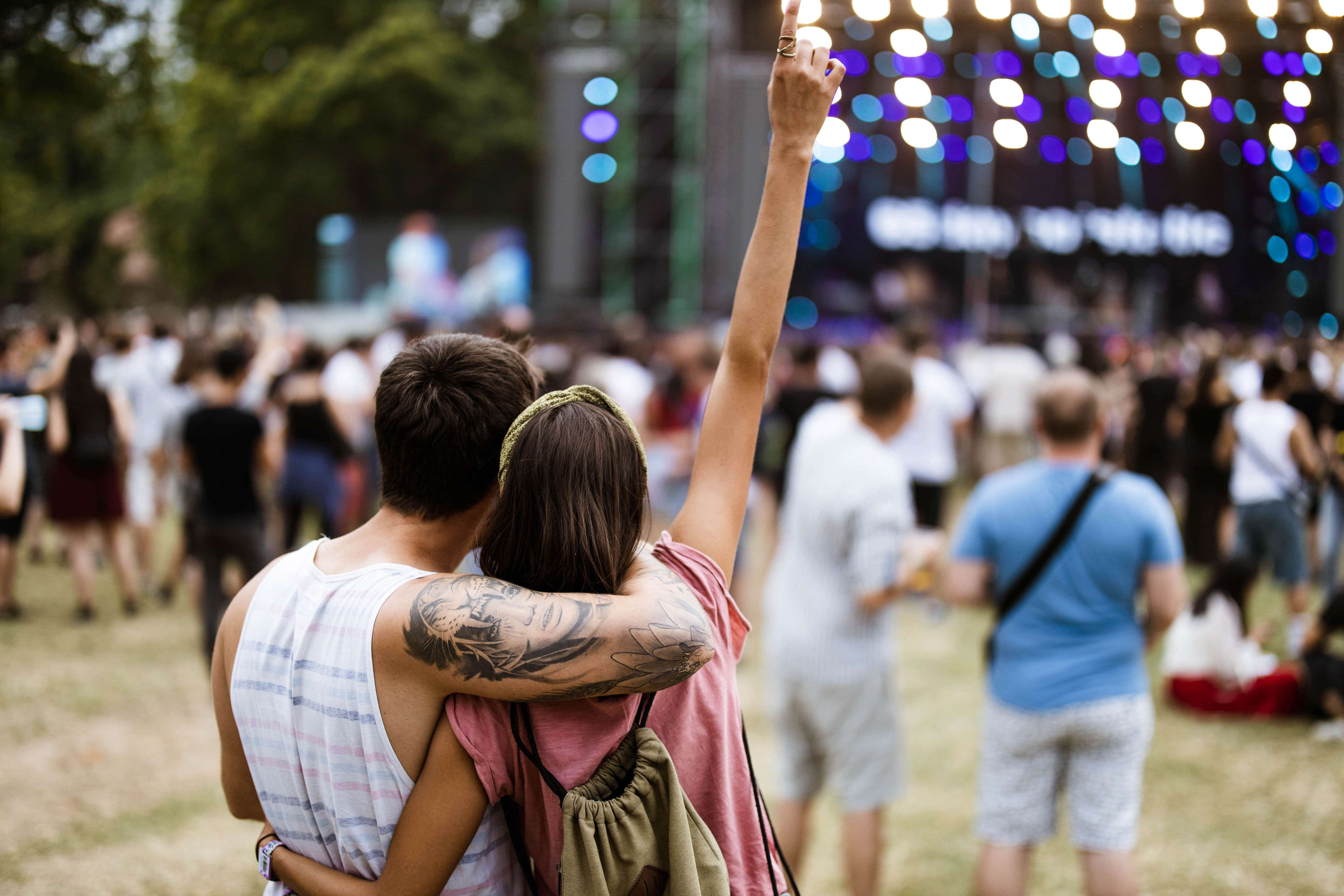 Menschen bei einem Musikfestival auf dem Balkan
