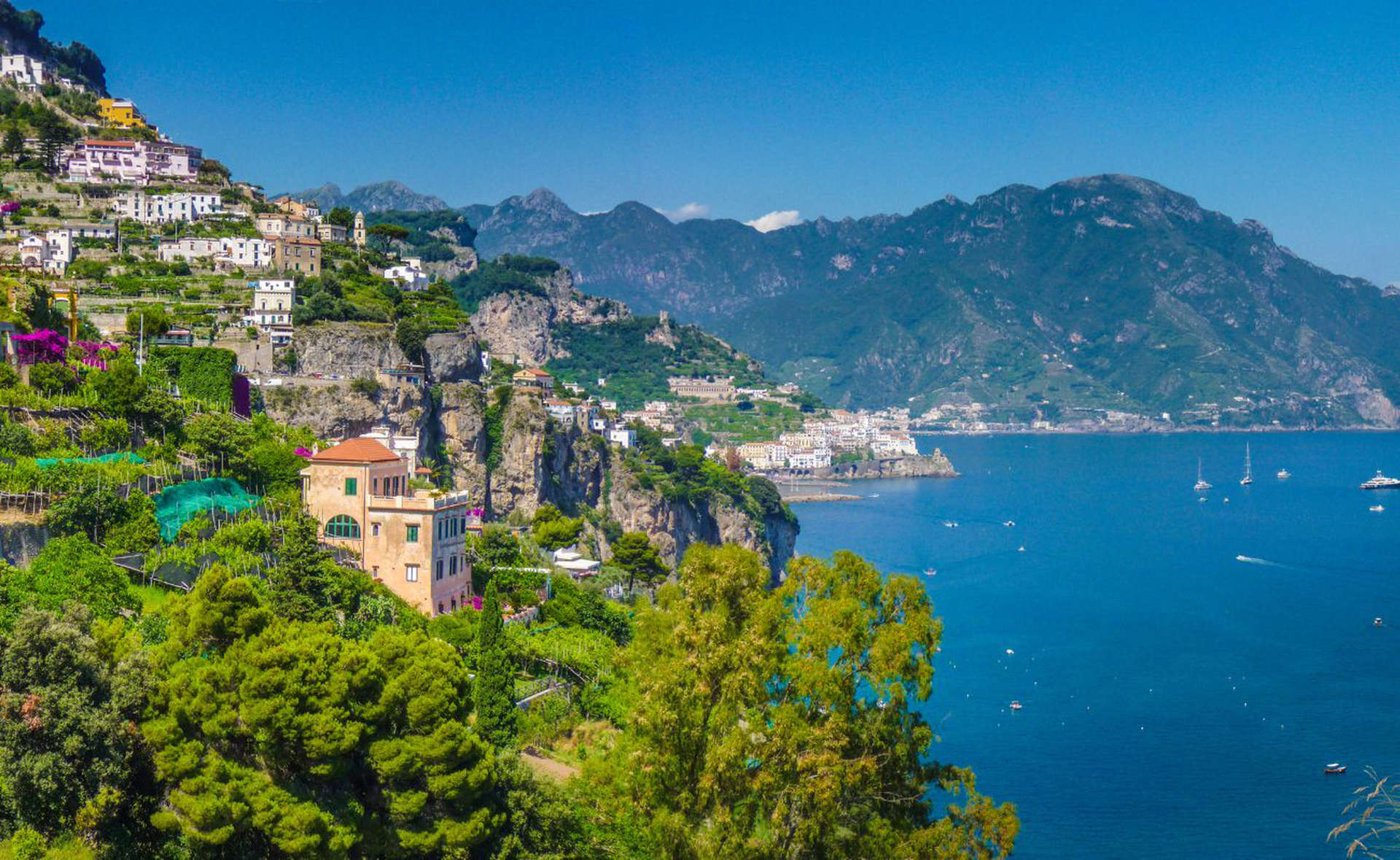 Paesaggio pittoresco italiano con vista panoramica sul mare