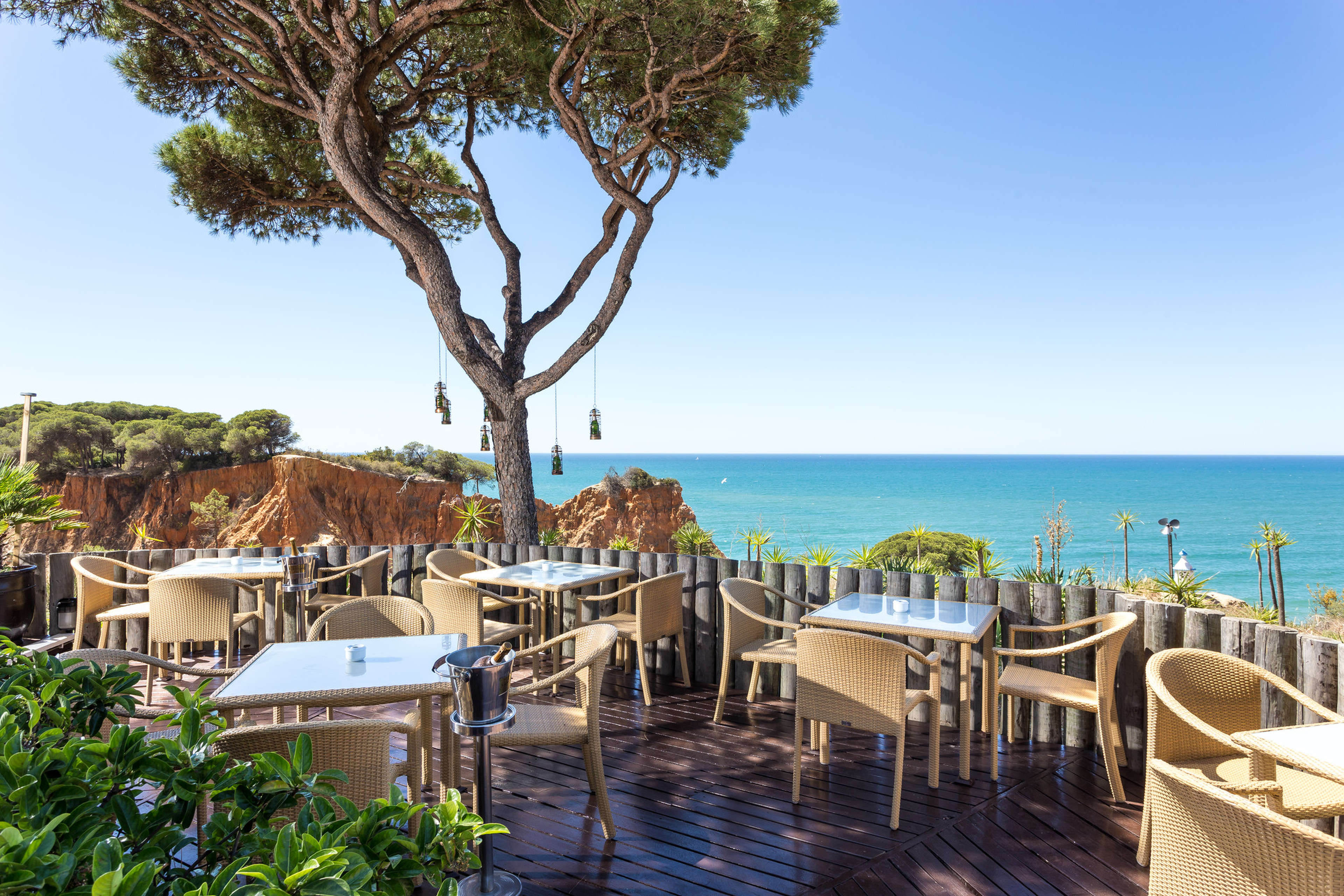 Hotel Pine Cliffs, a Luxury Collection Resort, Algarve oferuje gościom niezrównane widoki na plaże Praia da Falésia
