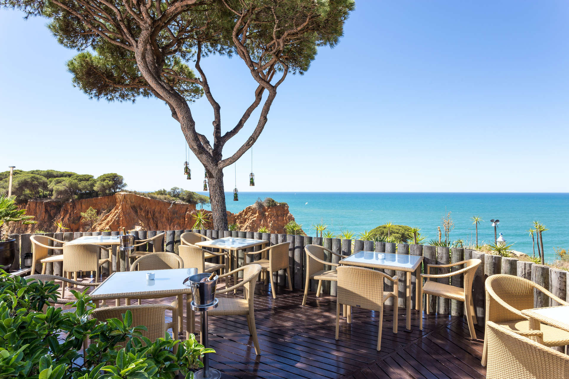 Das Pine Cliffs Hotel, a Luxury Collection Resort, Algarve bietet seinen Gästen einen unvergleichlichen Blick auf die Praia da Falésia
