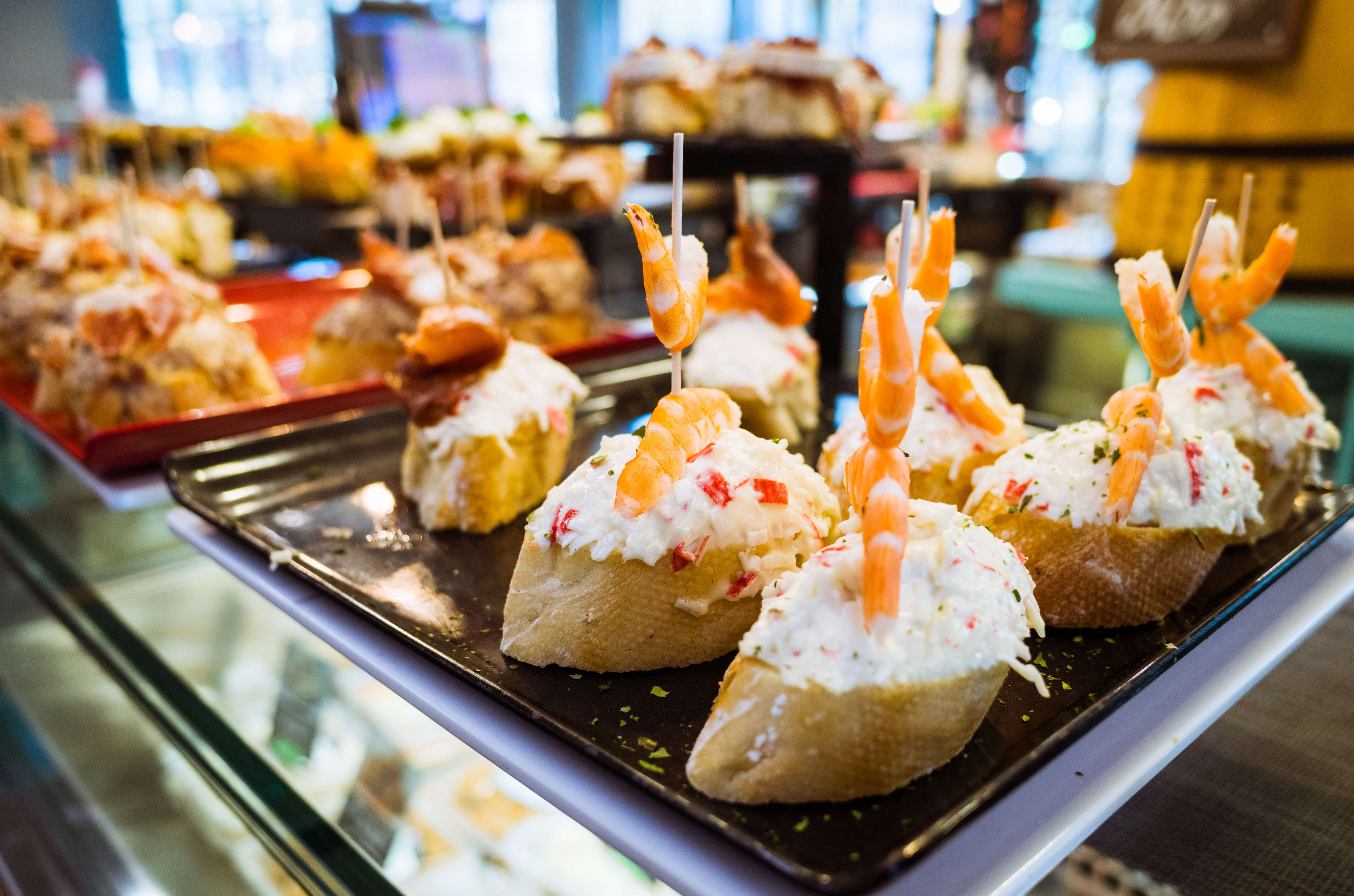 Pintxos en la barra de un bar