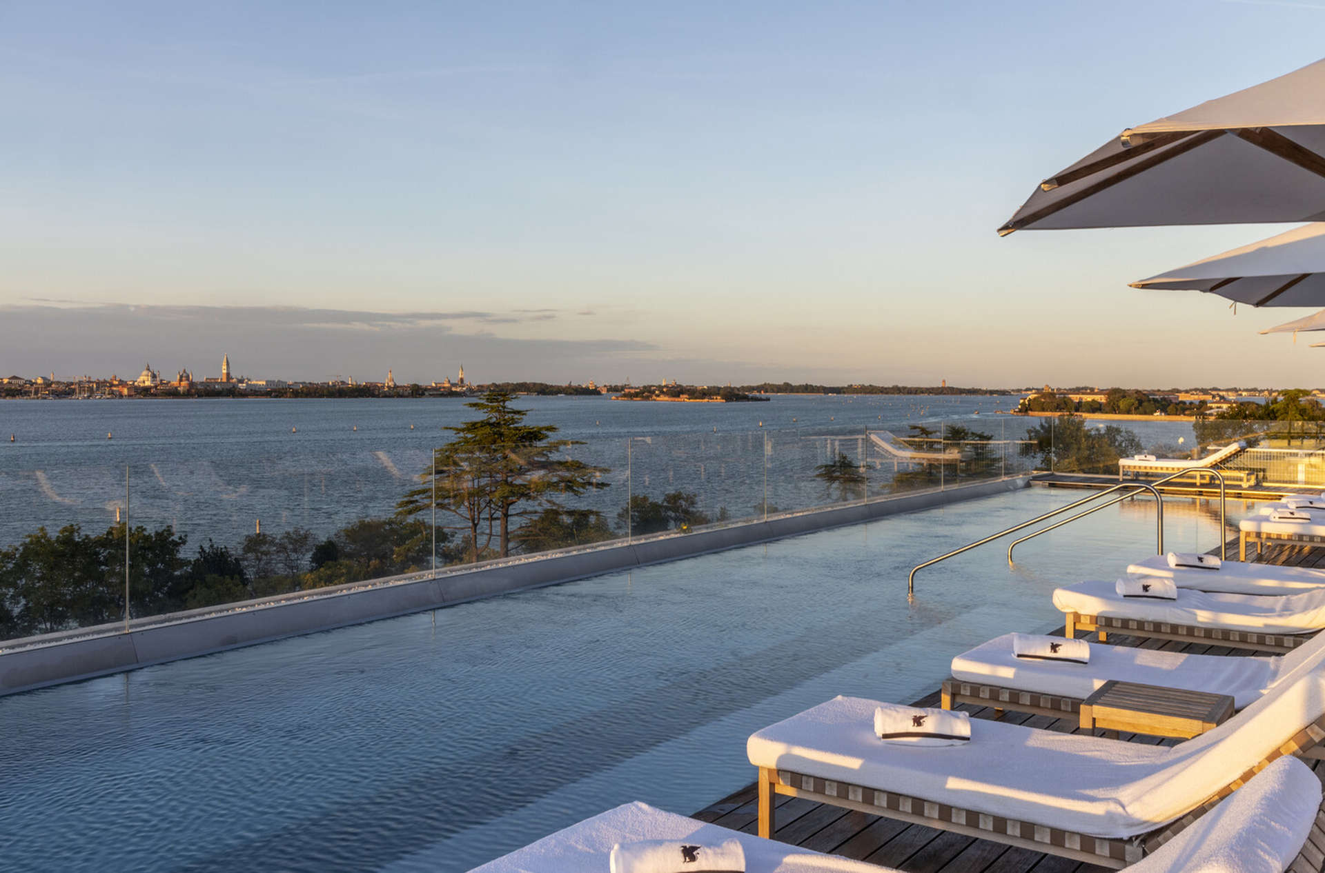 JW Marriott Venice Resort & Spa jest położony na Wyspie Róży 