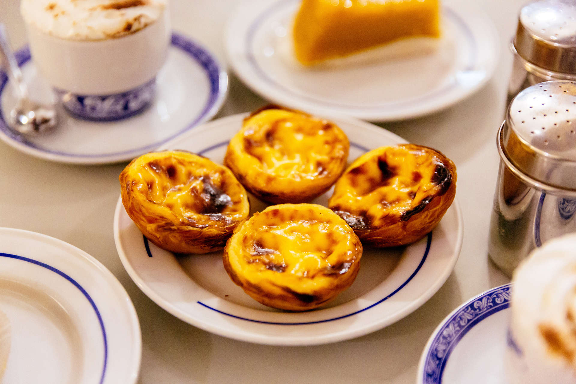Pasteis de Nata, portugiesische Pudding Törtchen mit Blätterteig und Puddingfüllung