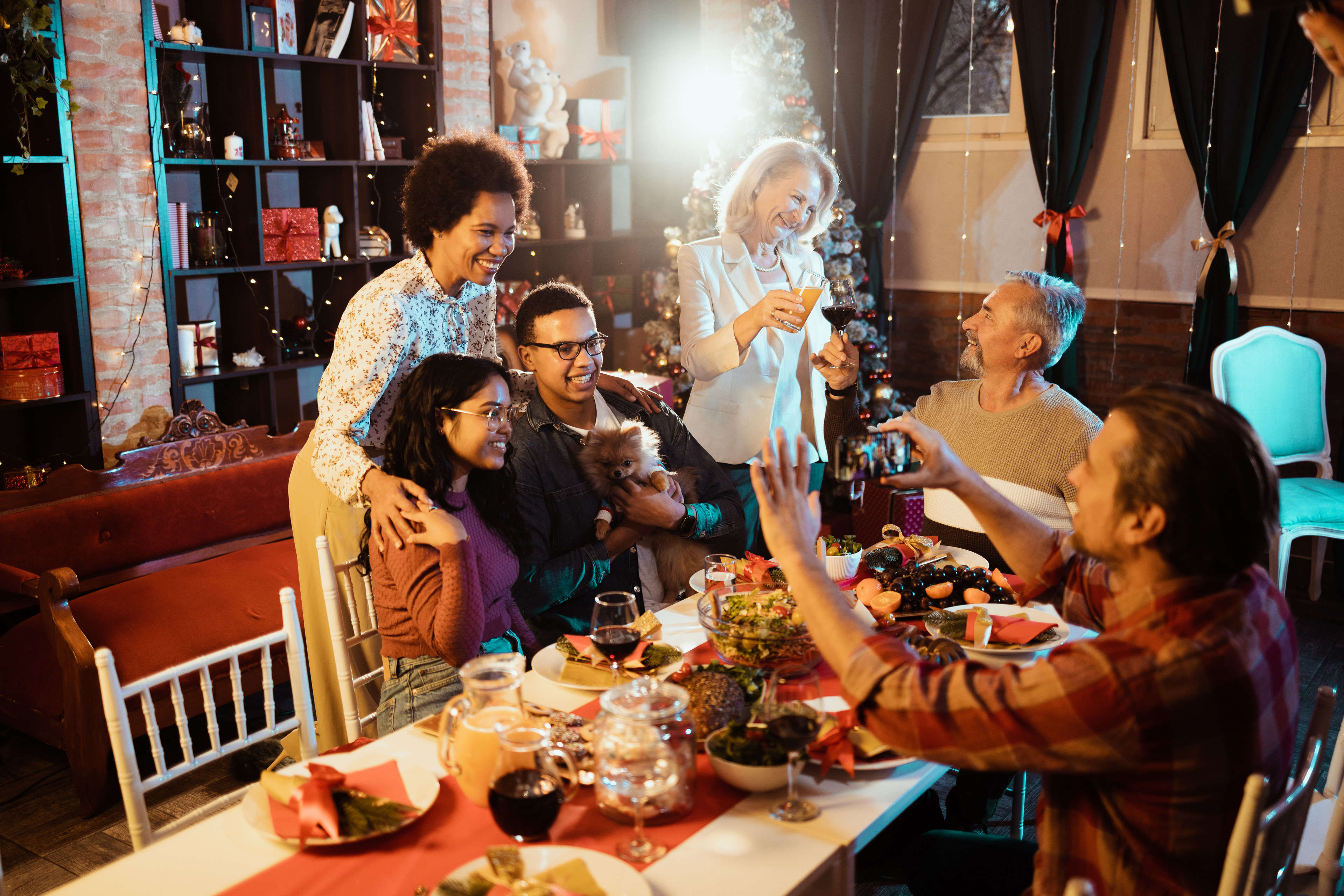 Un grupo de amigos celebra la Navidad