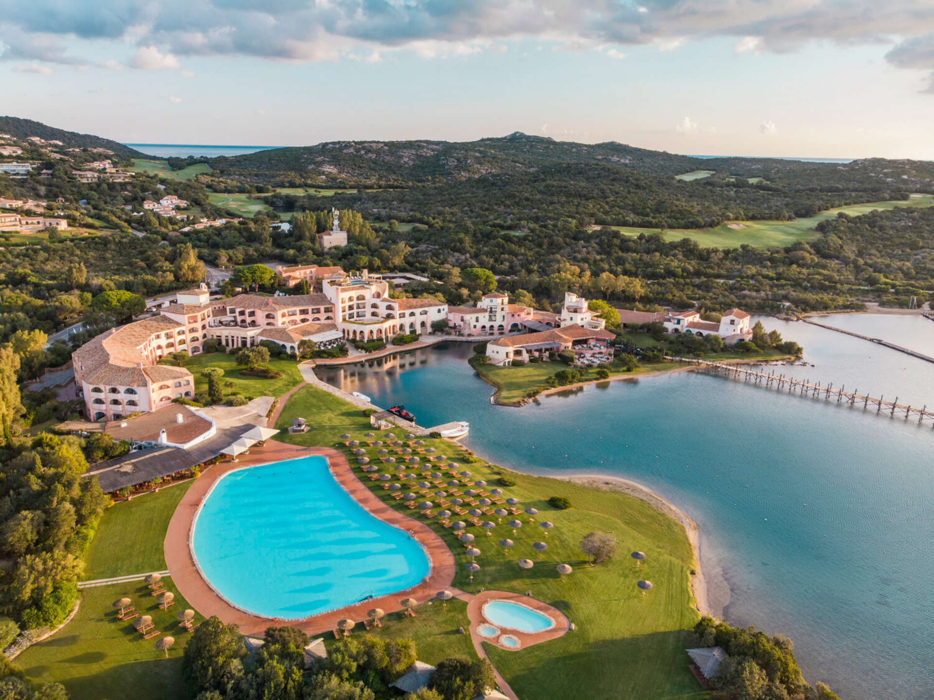 James Bond : l’Espion qui m’aimait (titre original : James Bond : The Spy Who Loved Me) (1977) – Hôtel Cala di Volpe, un hôtel The Luxury Collection, Costa Smeralda