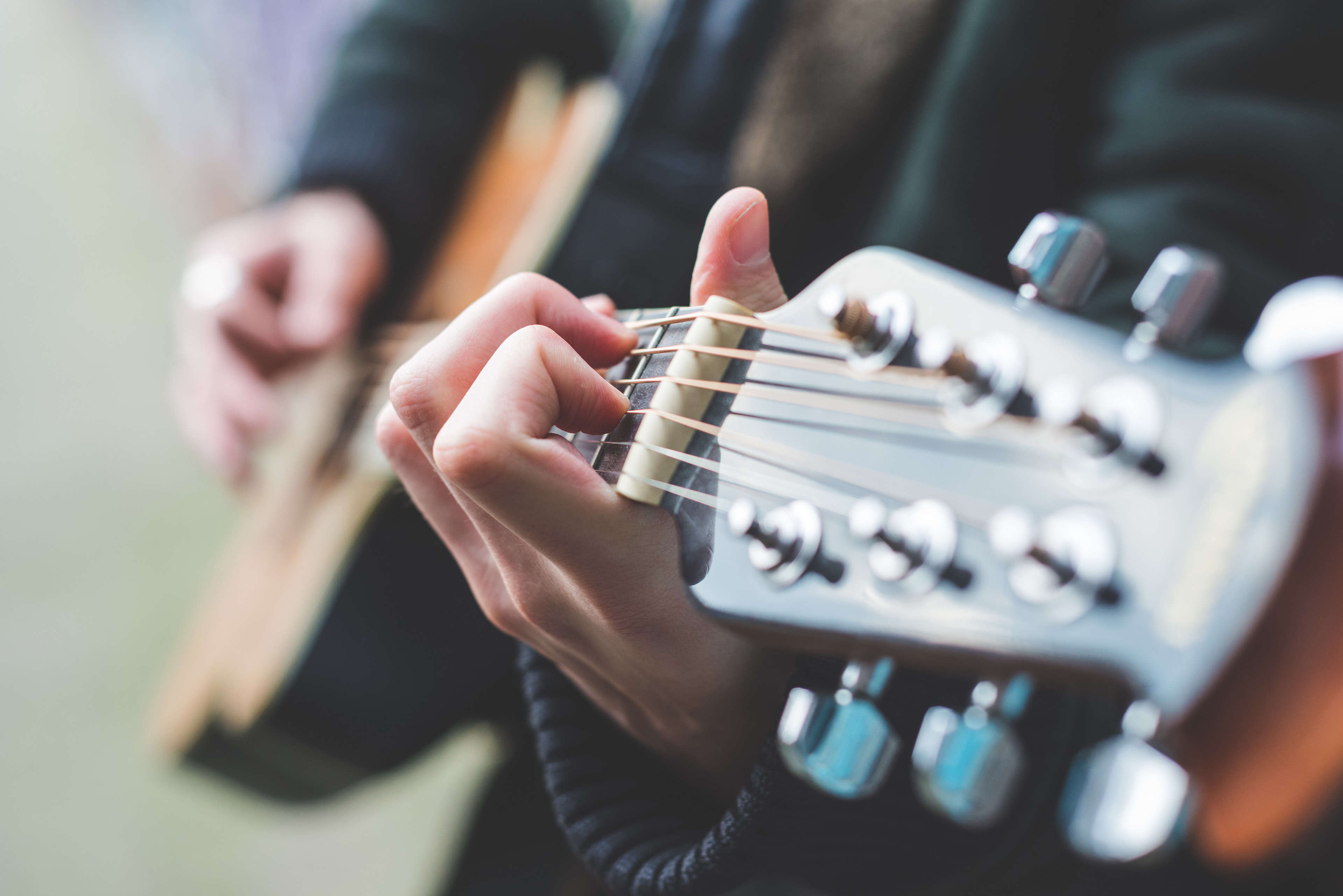Von Mandolines und der Bağlama bis hin zu traditionellen und spanischen Gitarren, der Klang von Saiteninstrumenten wird Sie durch das Mittelmeer begleiten