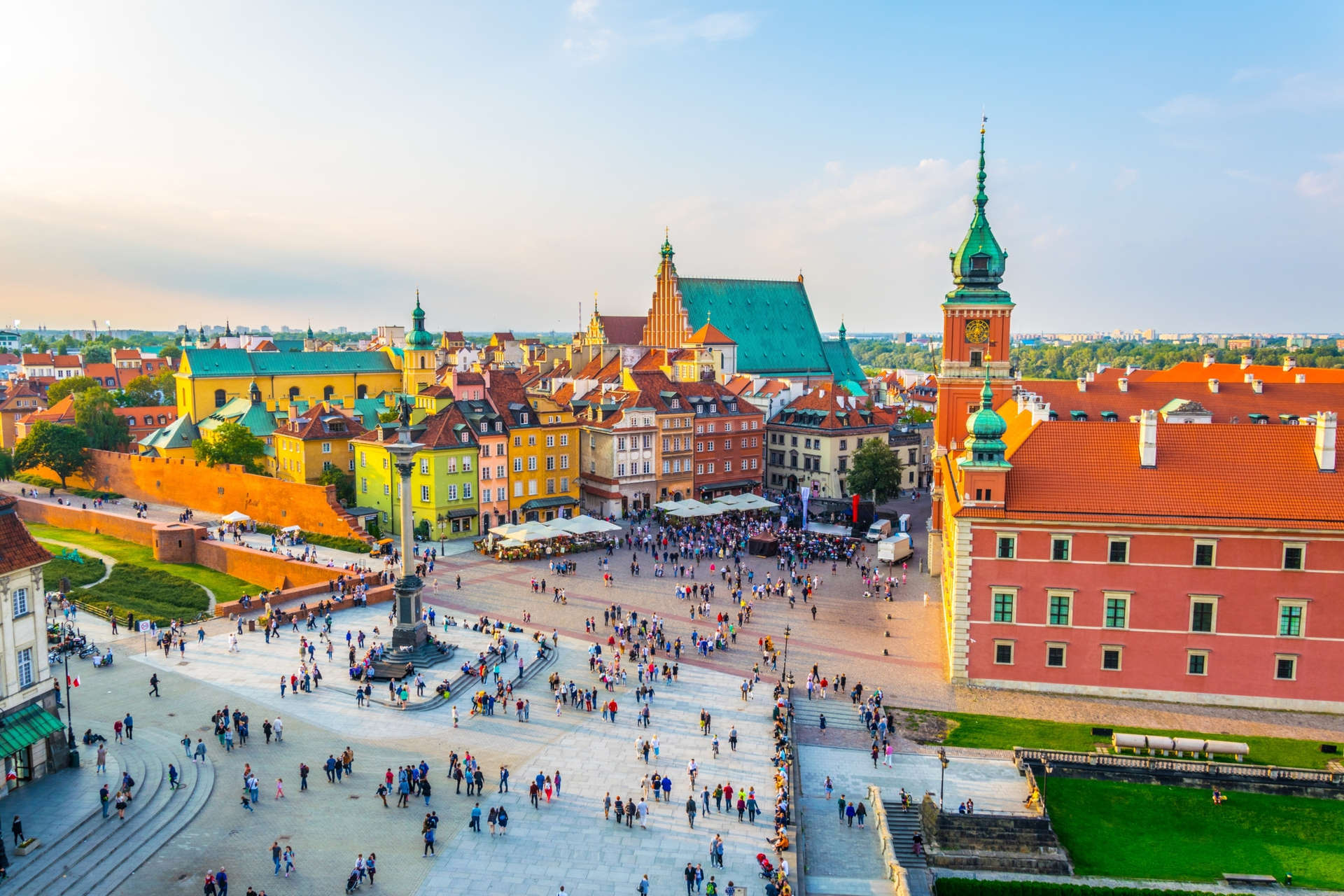 Pasee por el casco antiguo reconstruido de Varsovia, con su alboroto de edificios góticos, renacentistas y barrocos