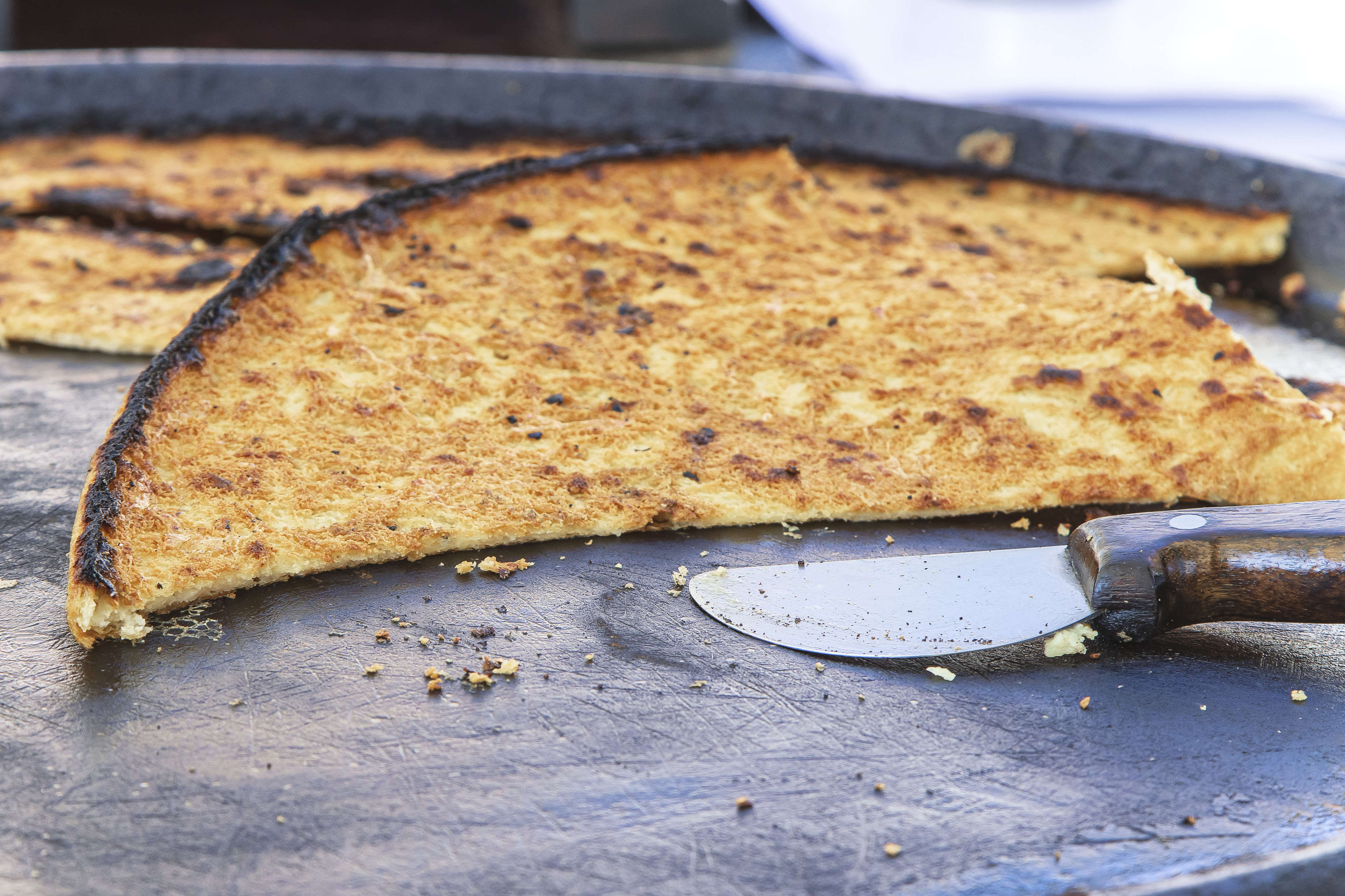Socca ist ein knuspriger Pfannkuchen aus Kichererbsenmehl