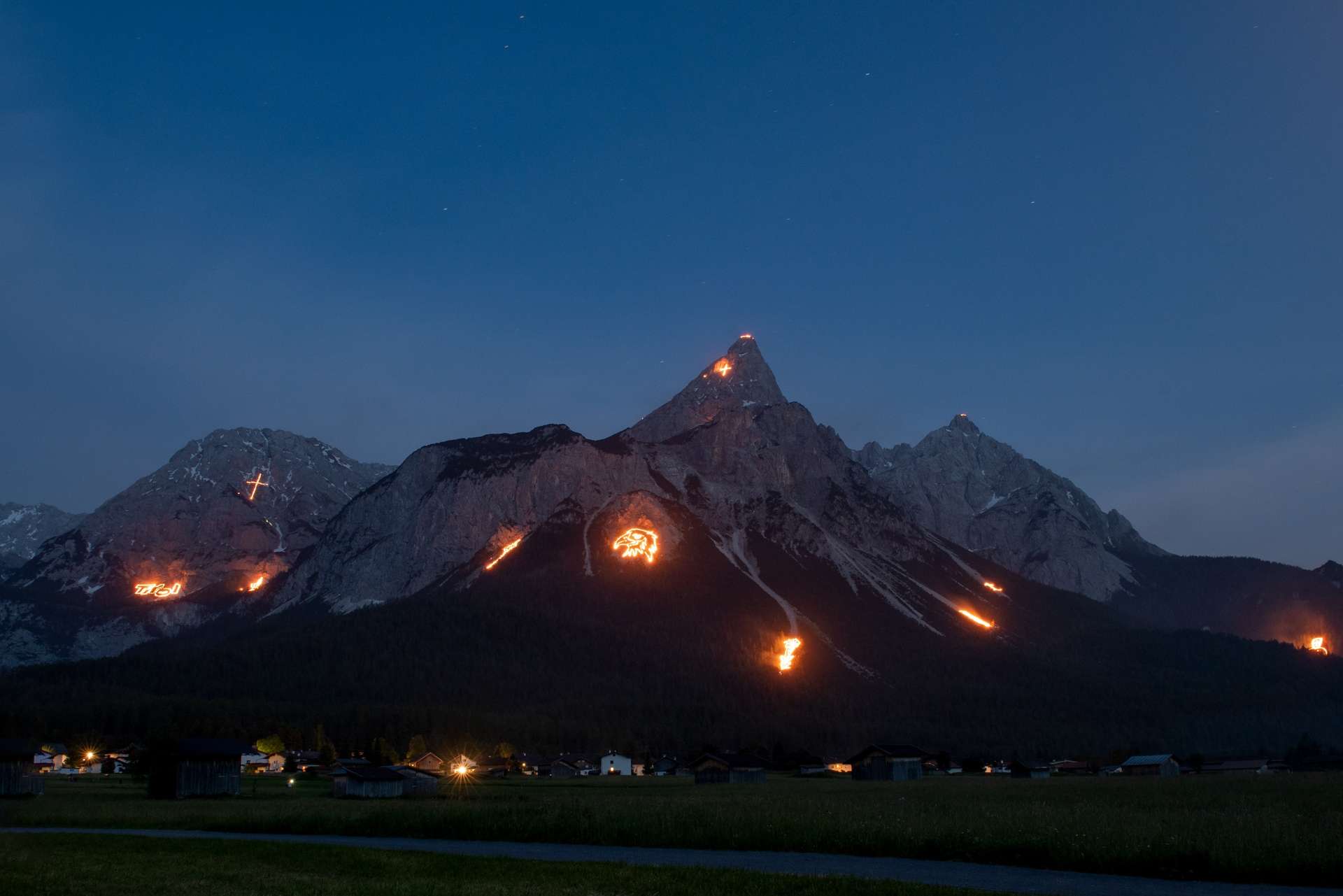 Österreichs Alpenfeuer: Ein beeindruckendes Schauspiel