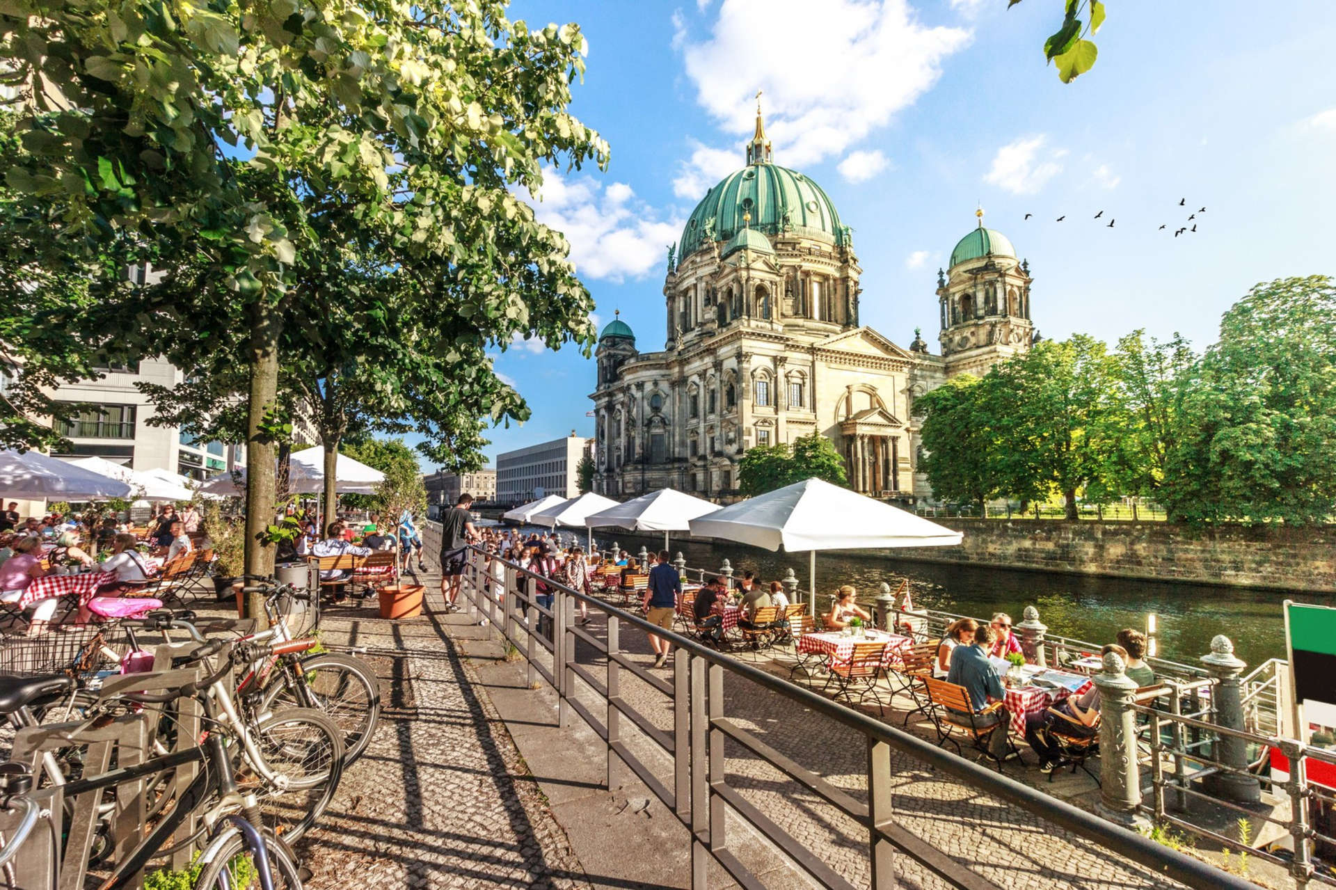 La rivière Spree et la cathédrale de Berlin, à Berlin, en Allemagne
