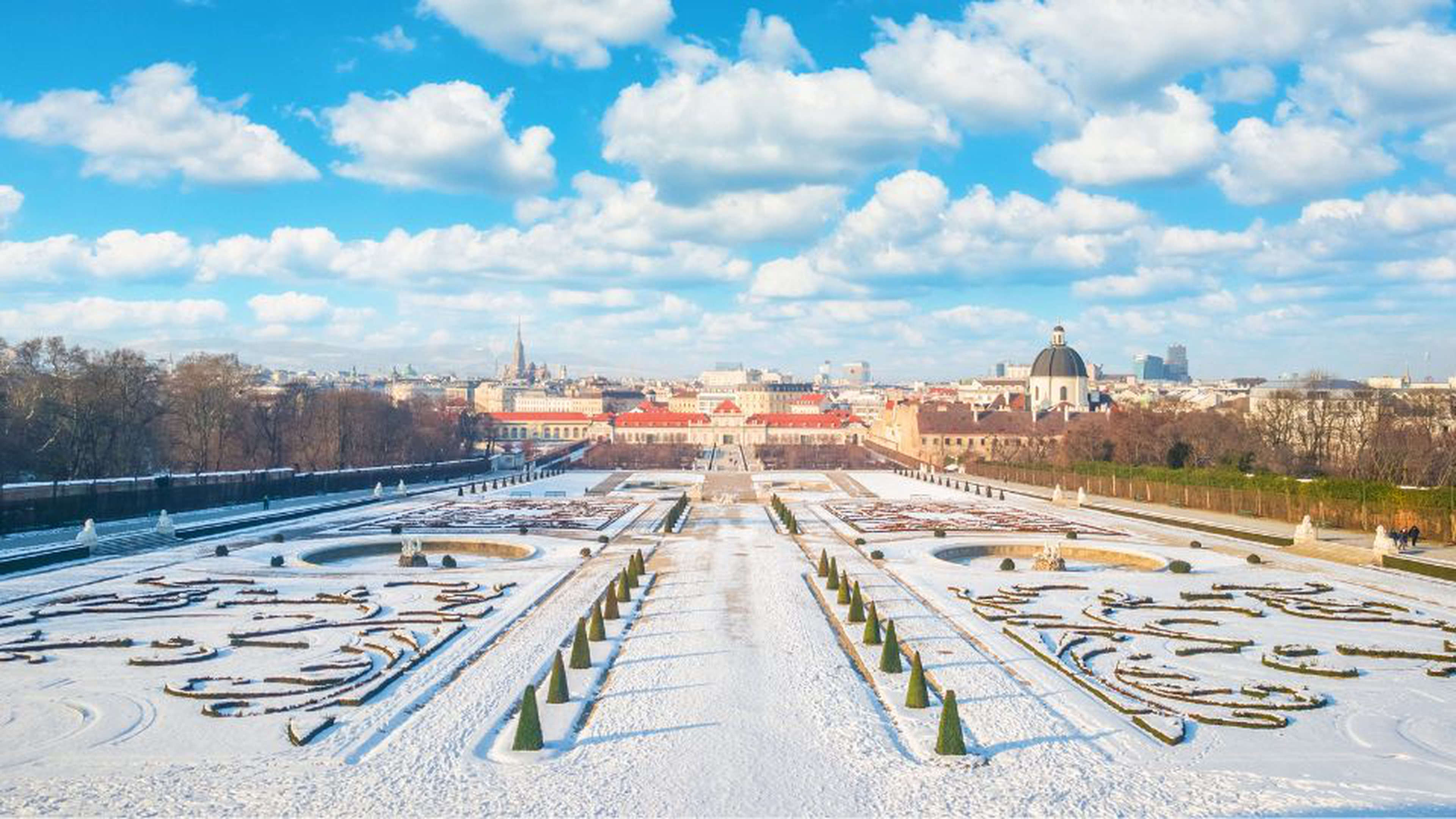 Stolica Austrii, Wiedeń, jest w grudniu miejscem pełnym świątecznego nastroju (Fot: Getty Images)
