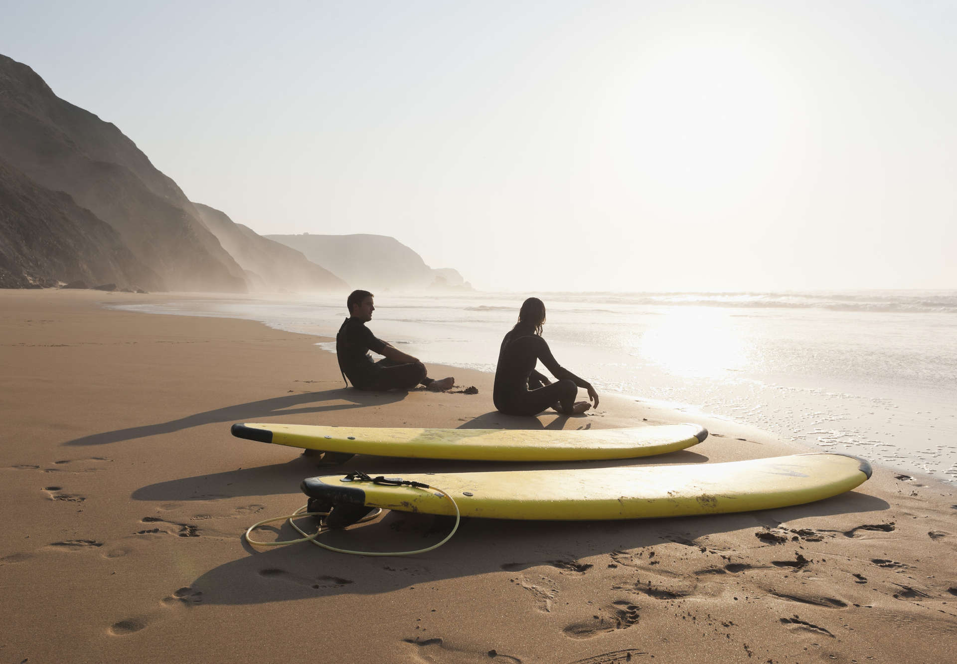 Surfistas en una playa del Algarve, Portugal