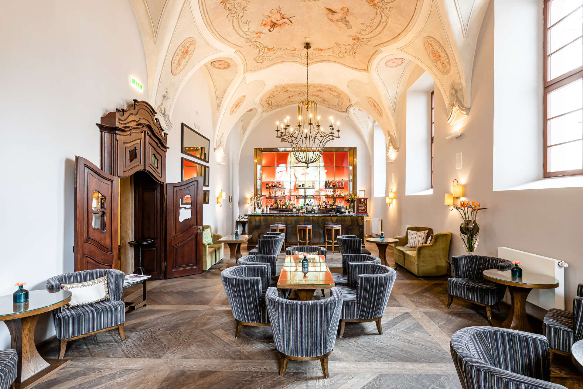 Take your time in the bar where classics meet the modernity. (Photo: Augustine, a Luxury Collection Hotel, Prague)