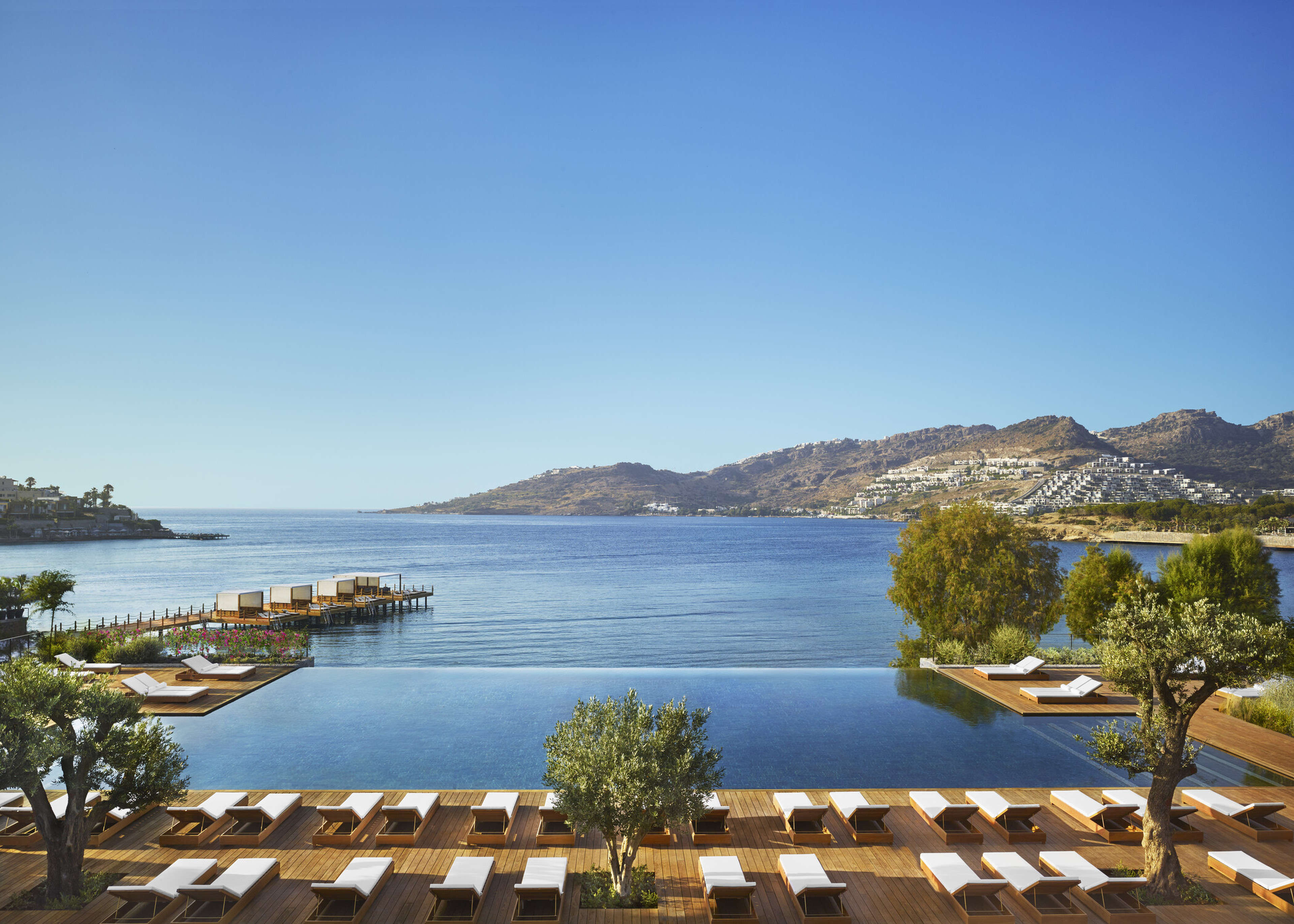 W The Bodrum EDITION skorzystaj z odkrytego basenu bez krawędzi z widokiem na morze 