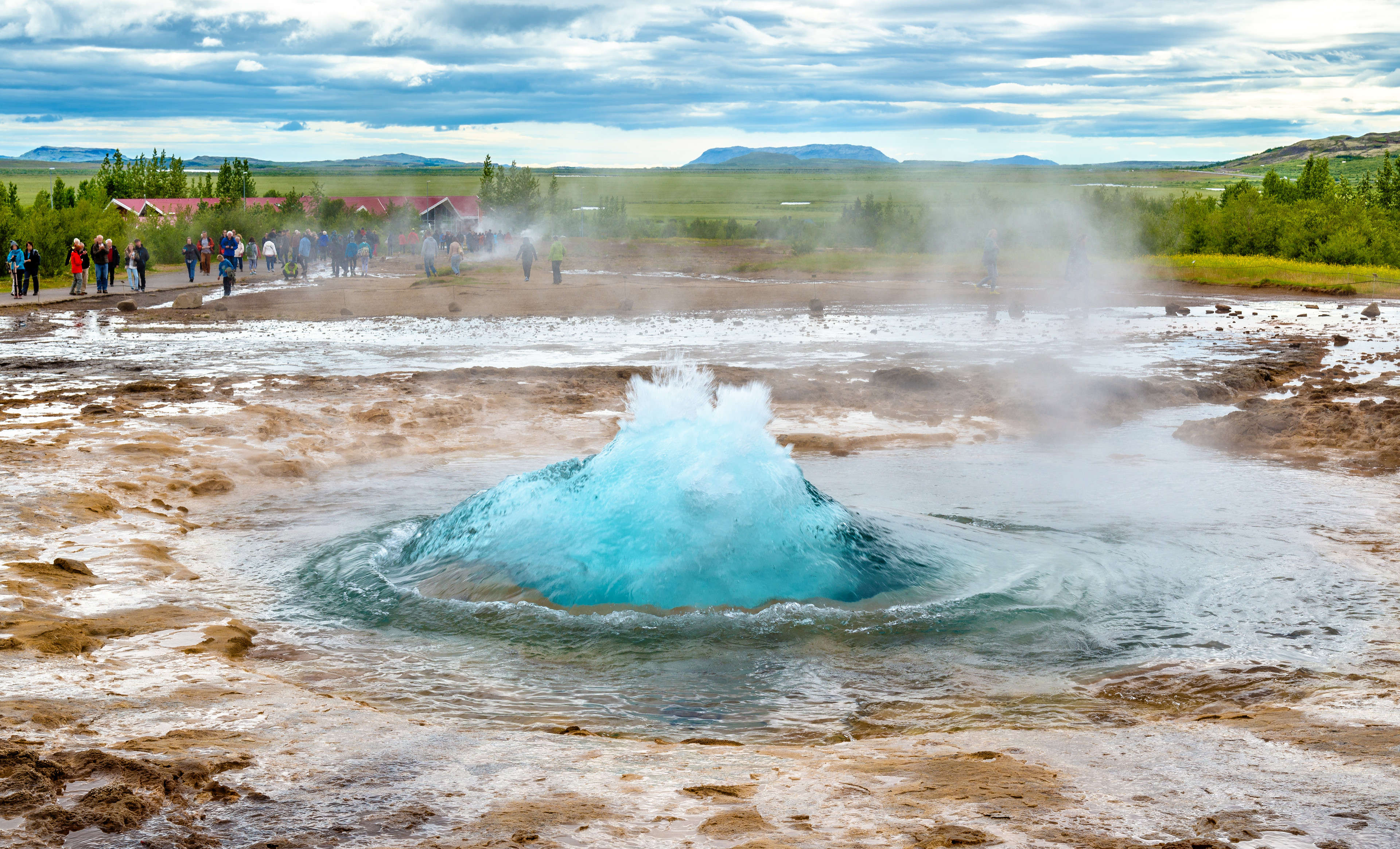 Eine wunderschöne blaue Kuppel bildet sich, bevor Strokkur 30m in die Luft ausbricht (Foto: Leonid Andronov)