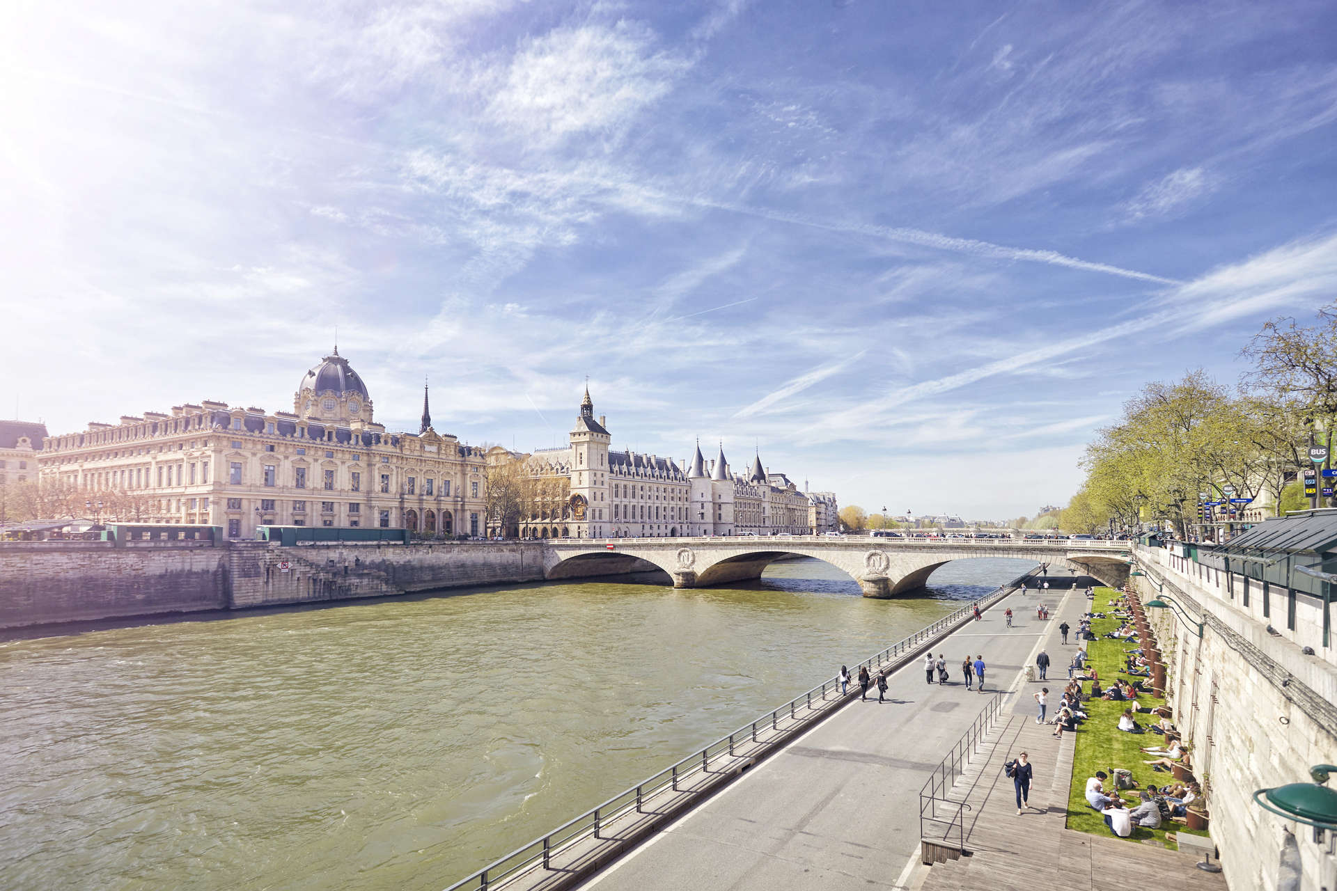 نهر السين يجري في قلب باريس
