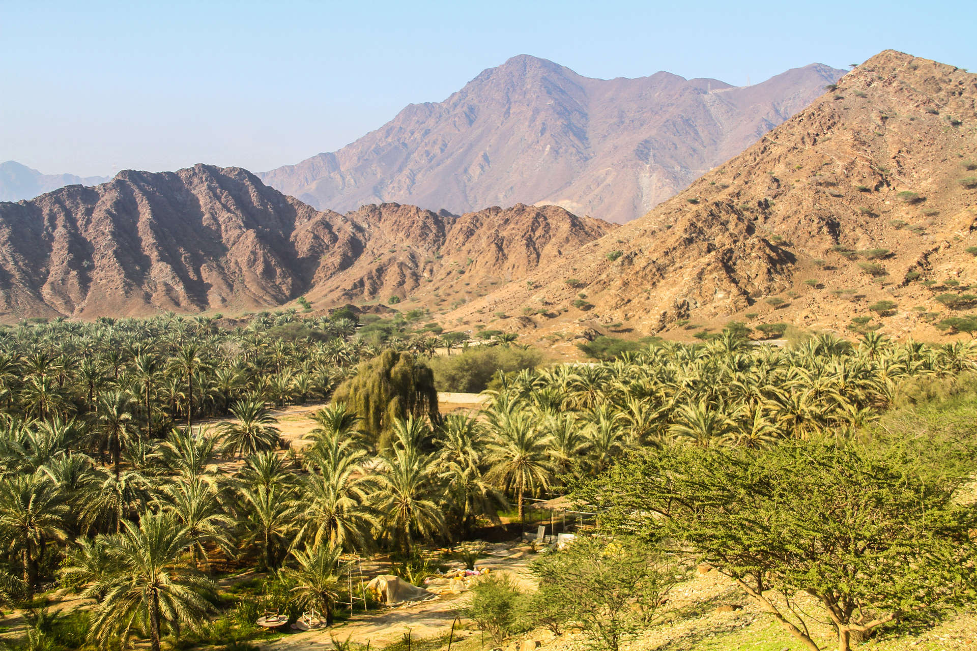 تعتبر جبال الحجر في الإمارات العربية المتحدة من المعالم الرئيسية لإمارة الفجيرة