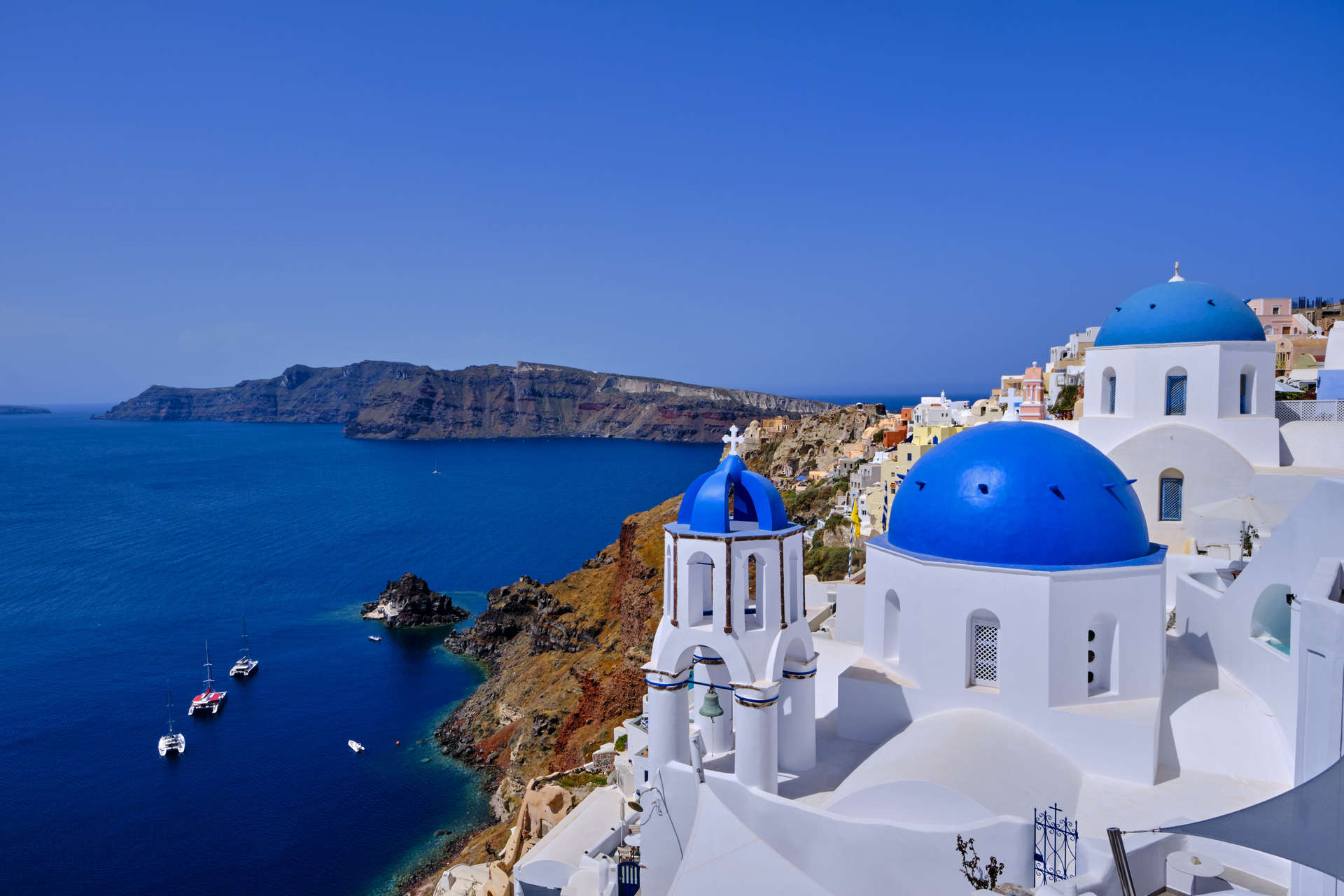 La bella localidad de Oia, en Santorini, Islas Cícladas, Grecia