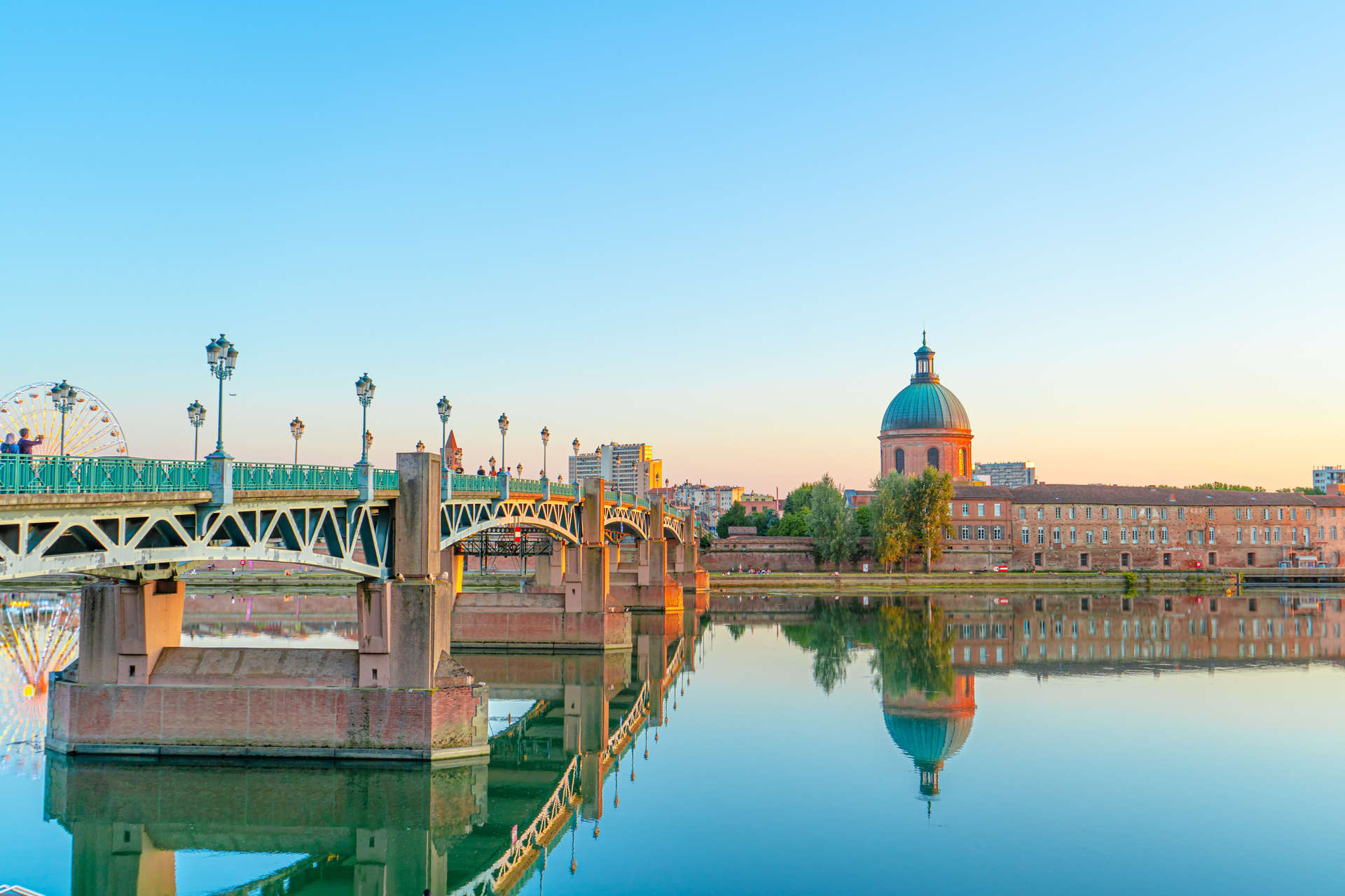 Toulouse liegt am Ufer des Flusses Garonne