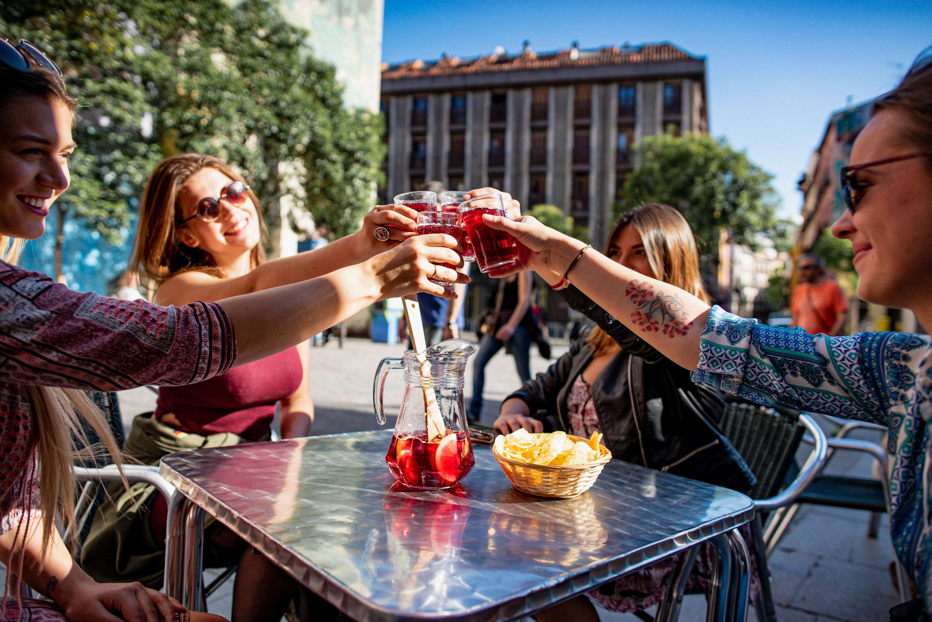 Grupo de amigos brinda en una terraza madrileña
