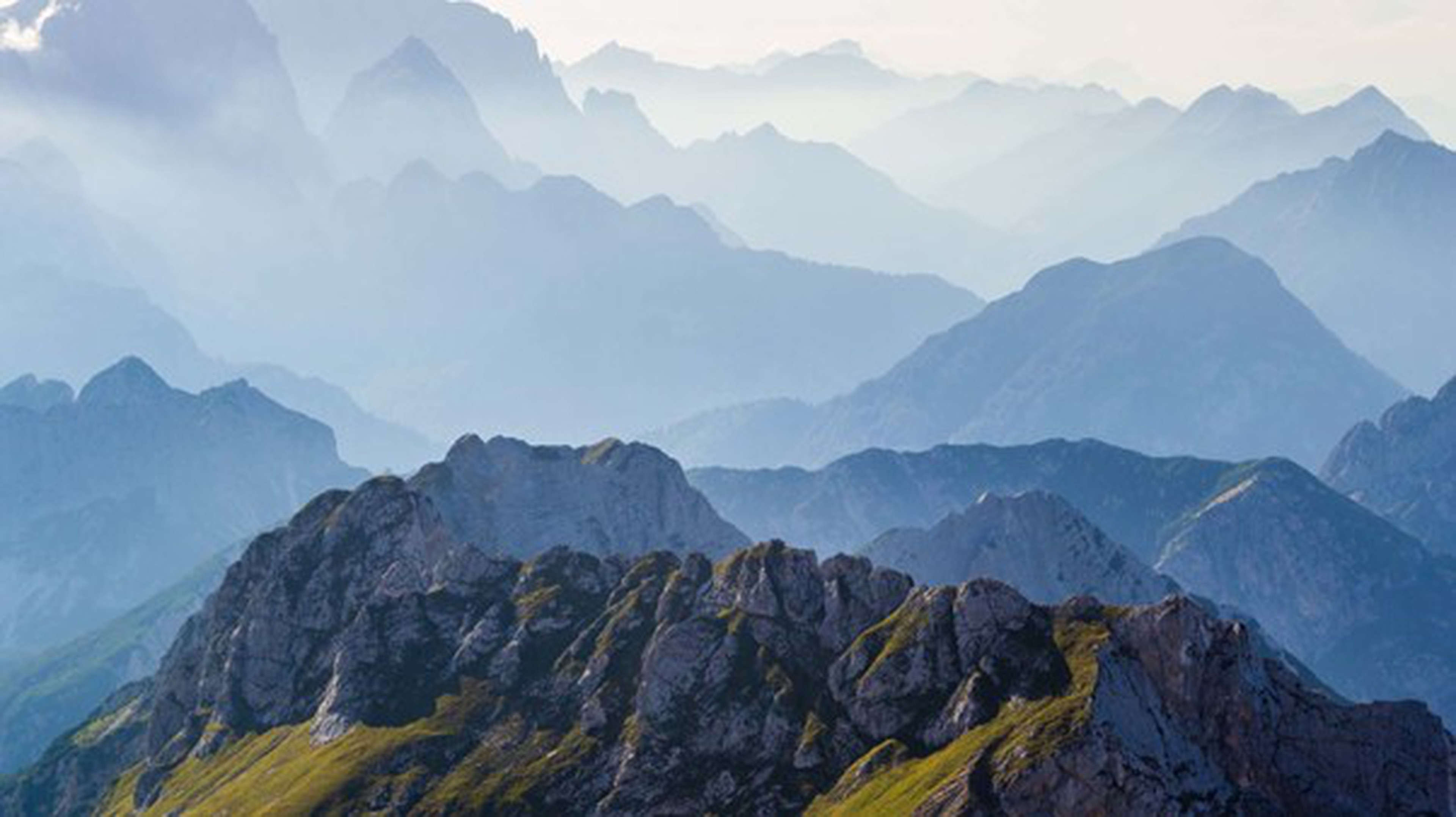 Triglav Nationalpark in Slowenien, endless mountains, fading into the distance
