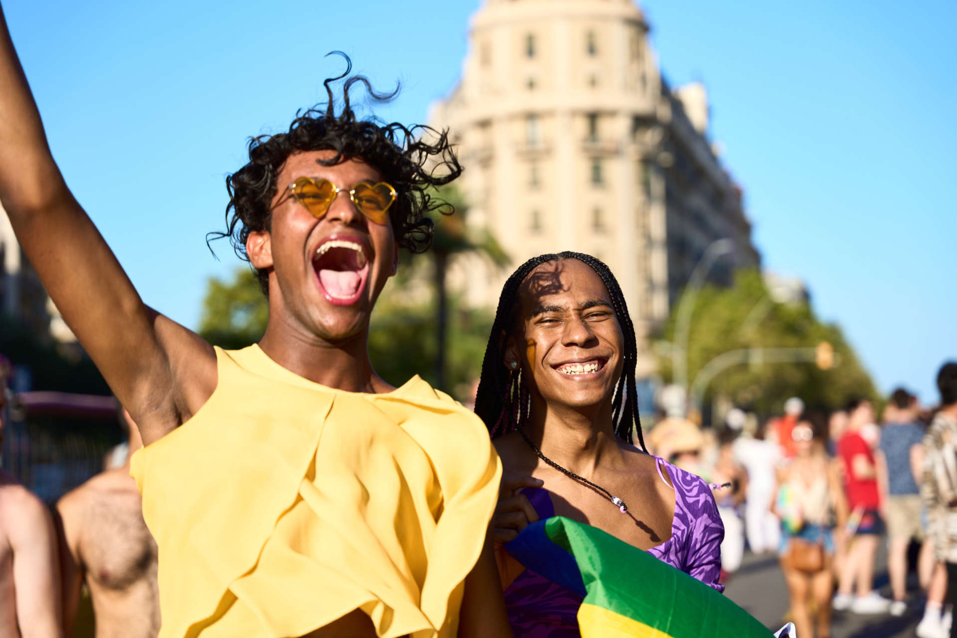 Zwei Menschen auf der Pride-Party in Barcelona, Spanien