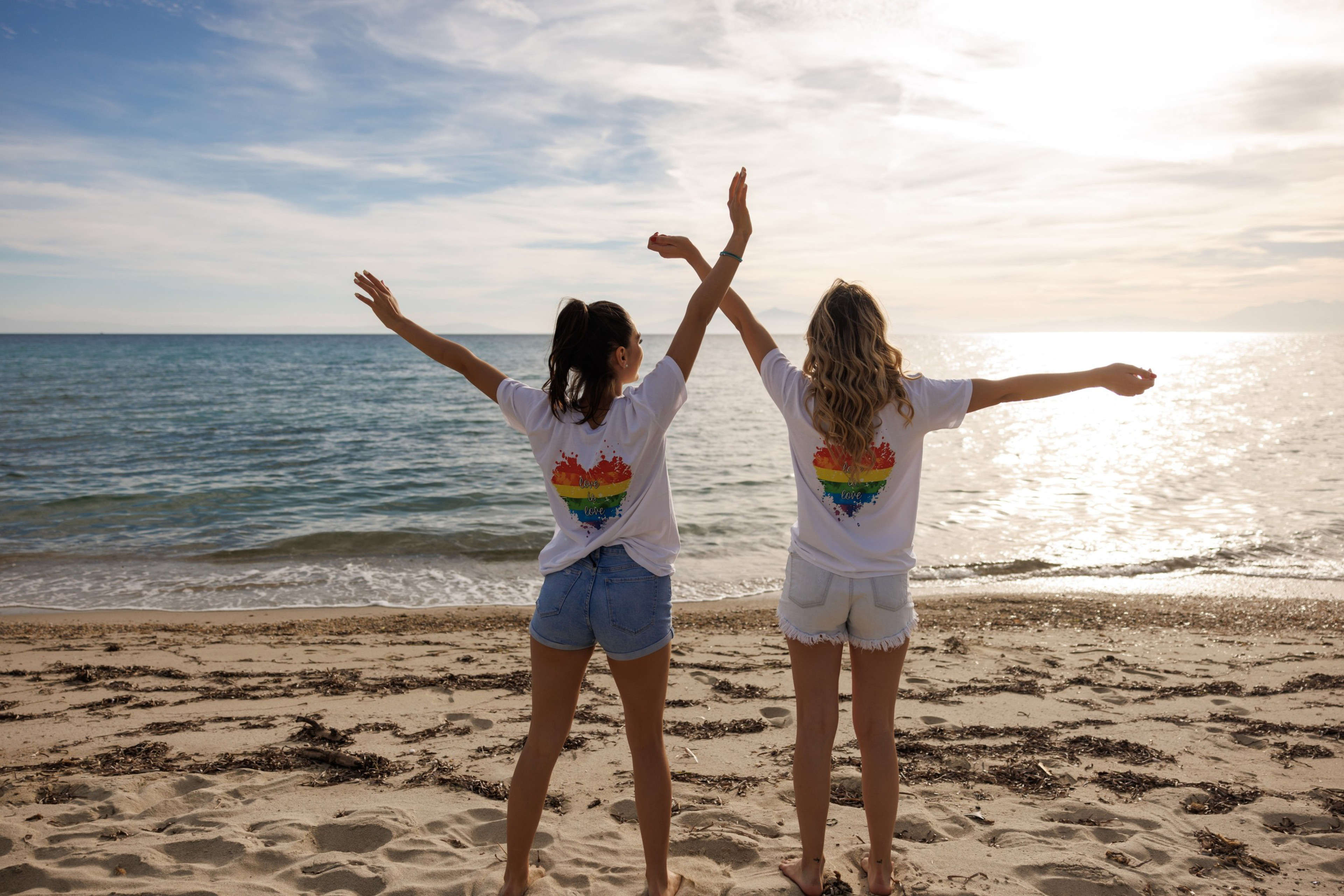 Dos mujeres en una playa de Grecia