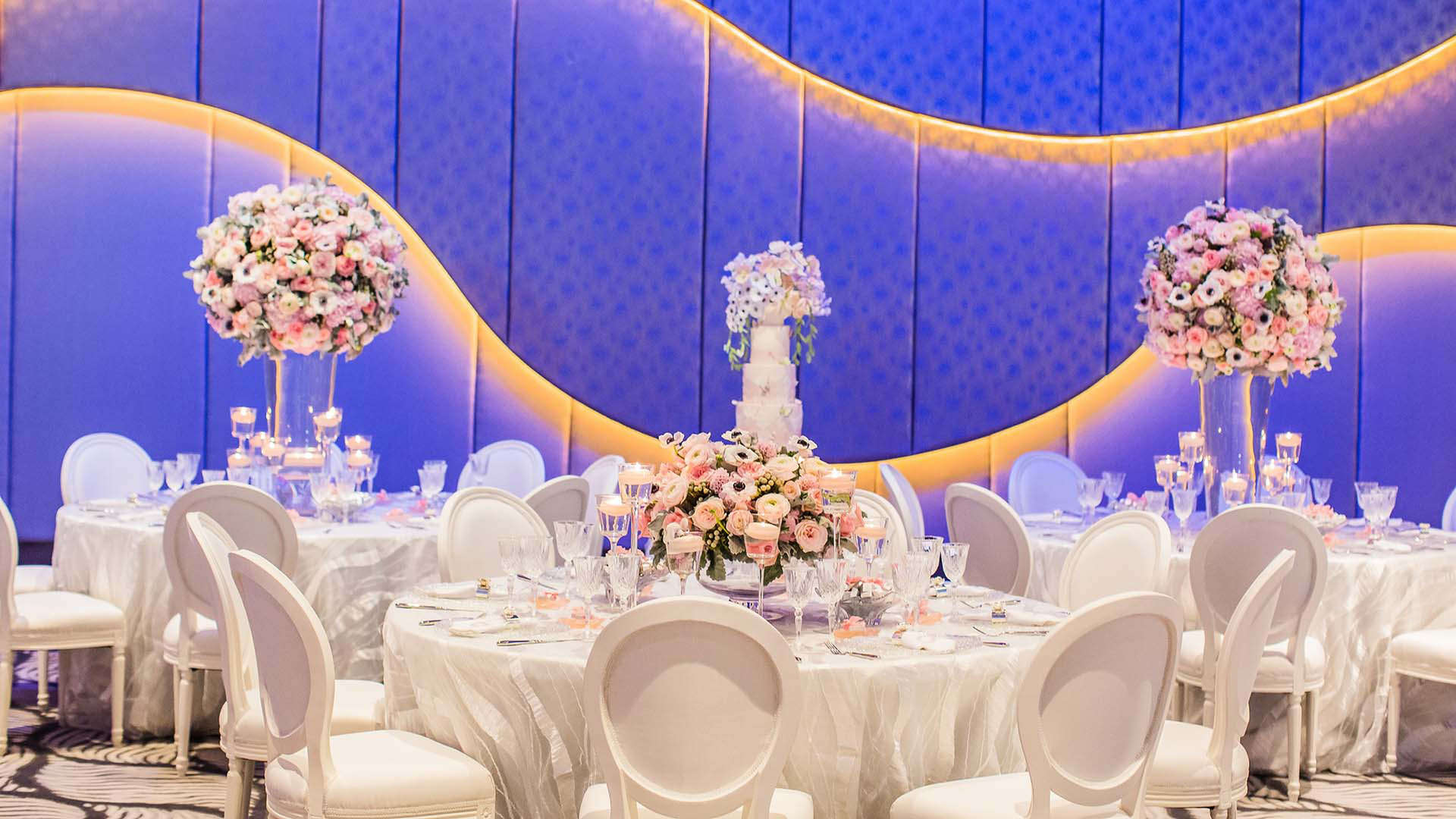 Decoración floral de la mesa del banquete de bodas en W Dubai, The Palm