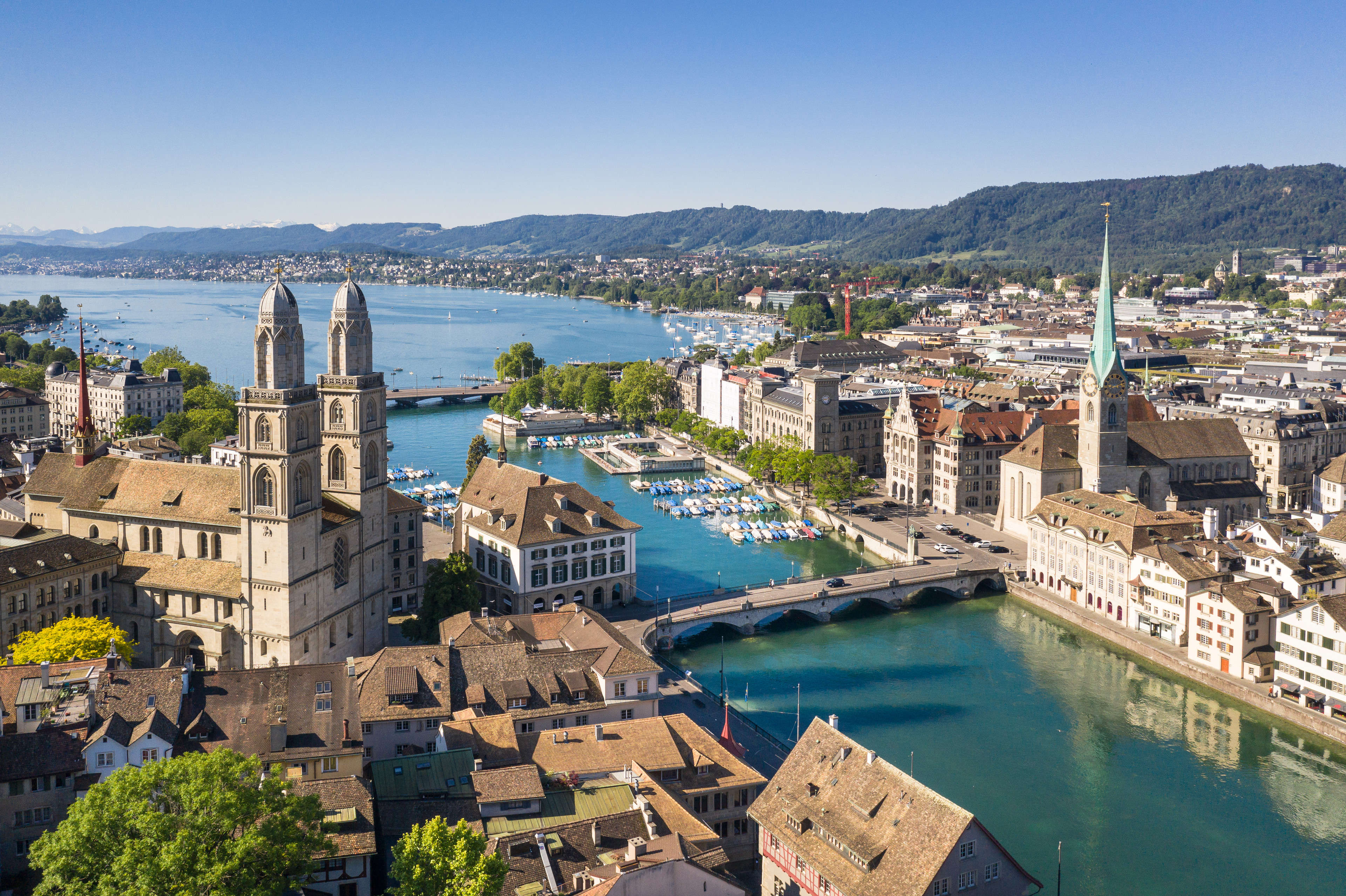 En été, la plus grande ville de Suisse, Zurich, est particulièrement pleine d