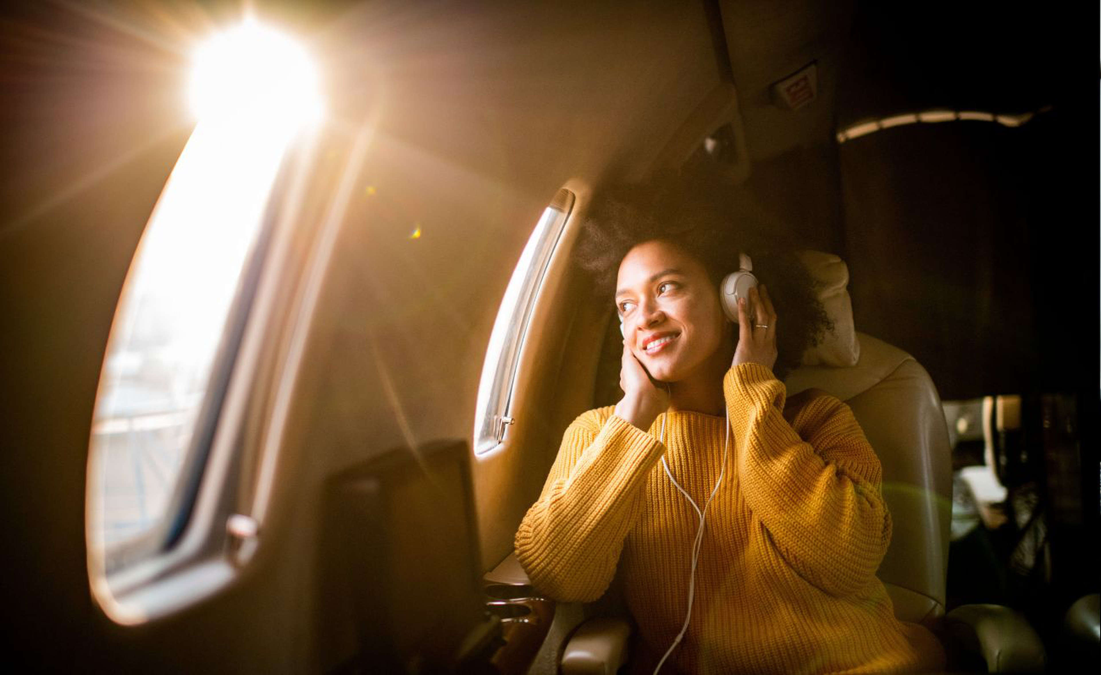 Mujer viajando en un avión